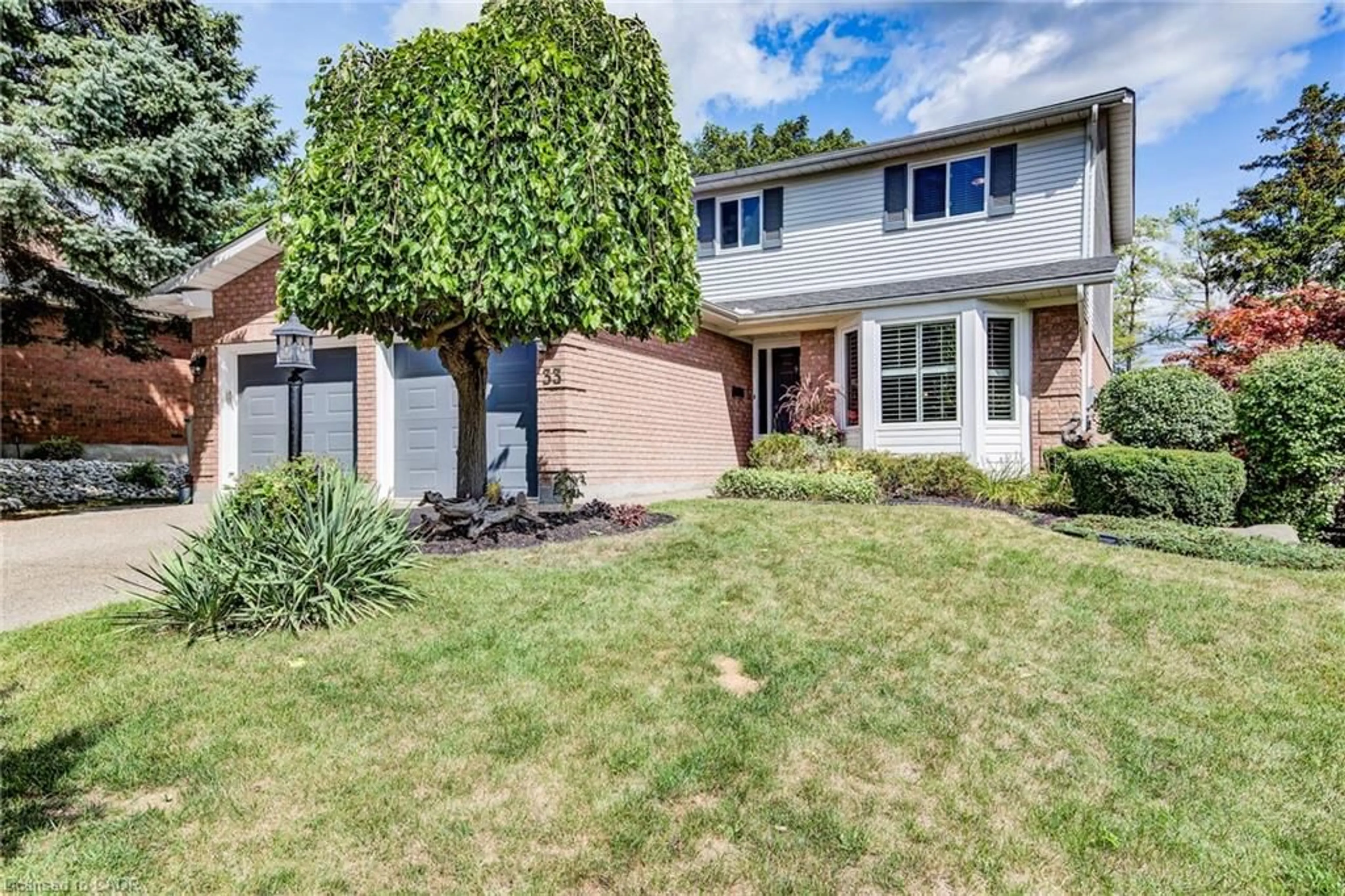Home with brick exterior material, street for 33 Tinatawa Crt, Kitchener Ontario N2A 3G9