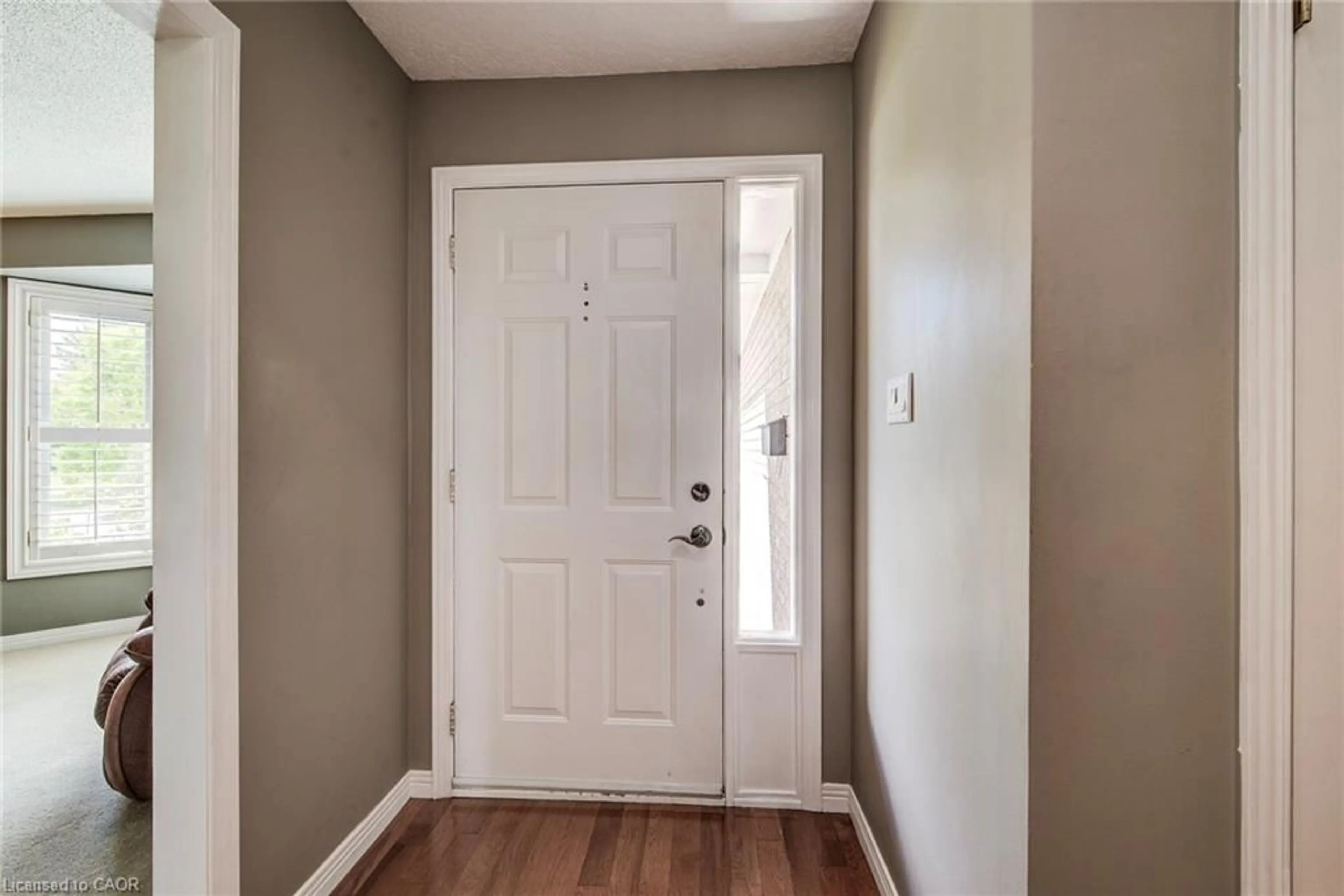 Indoor entryway for 33 Tinatawa Crt, Kitchener Ontario N2A 3G9