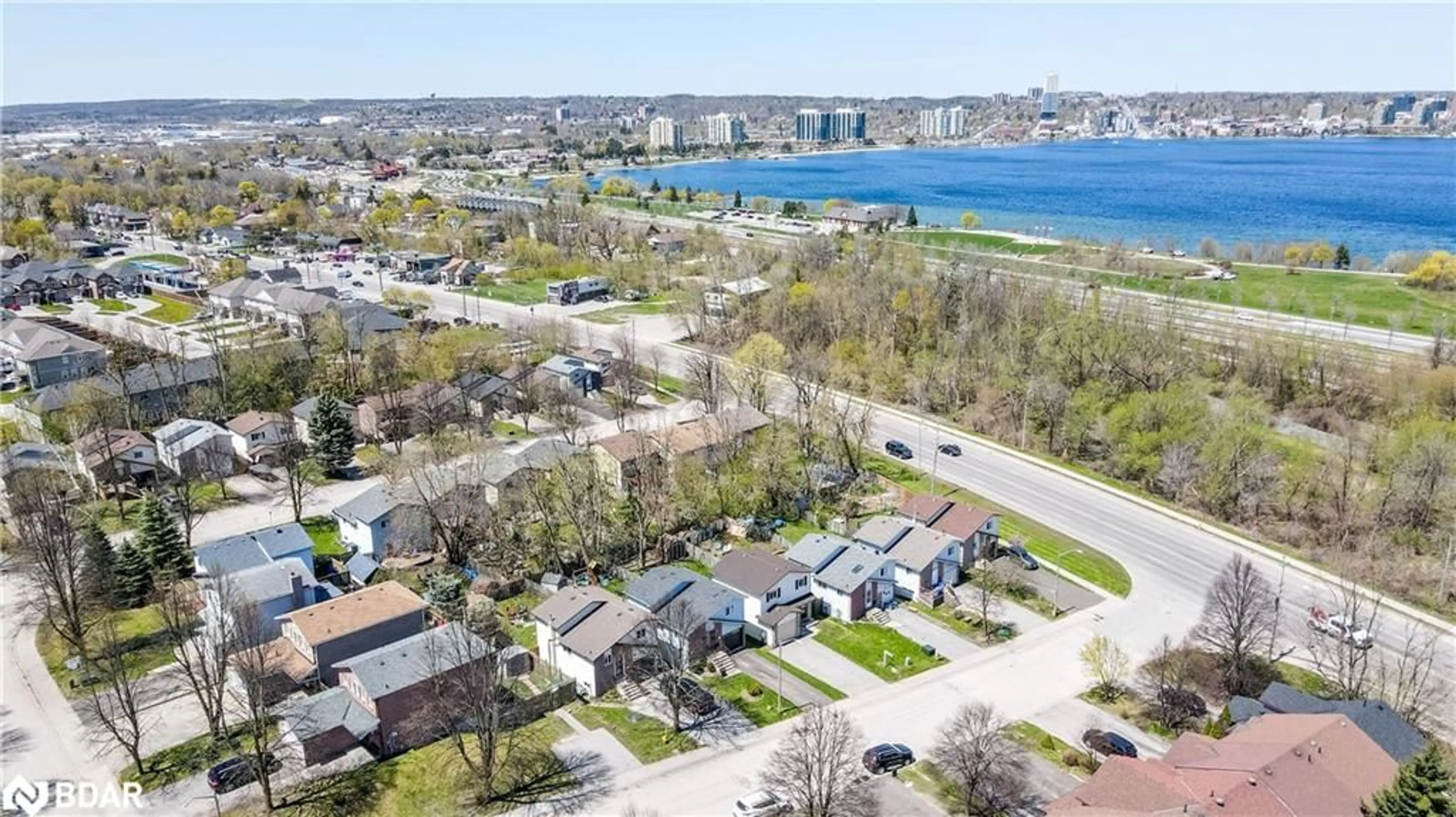 A pic from outside/outdoor area/front of a property/back of a property/a pic from drone, water/lake/river/ocean view for 82 Melinda Cres, Barrie Ontario L4N 5G6