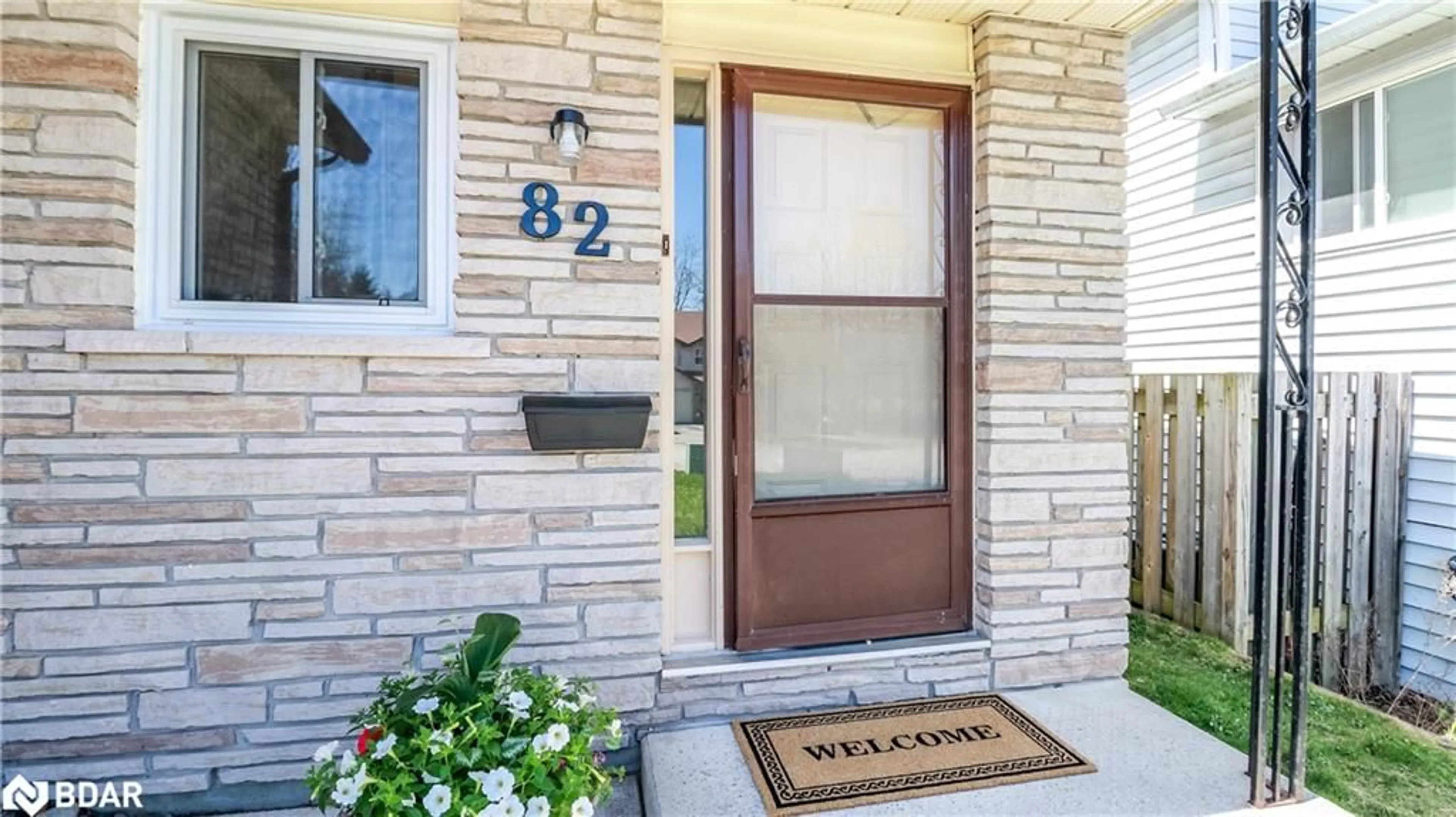 Indoor entryway for 82 Melinda Cres, Barrie Ontario L4N 5G6