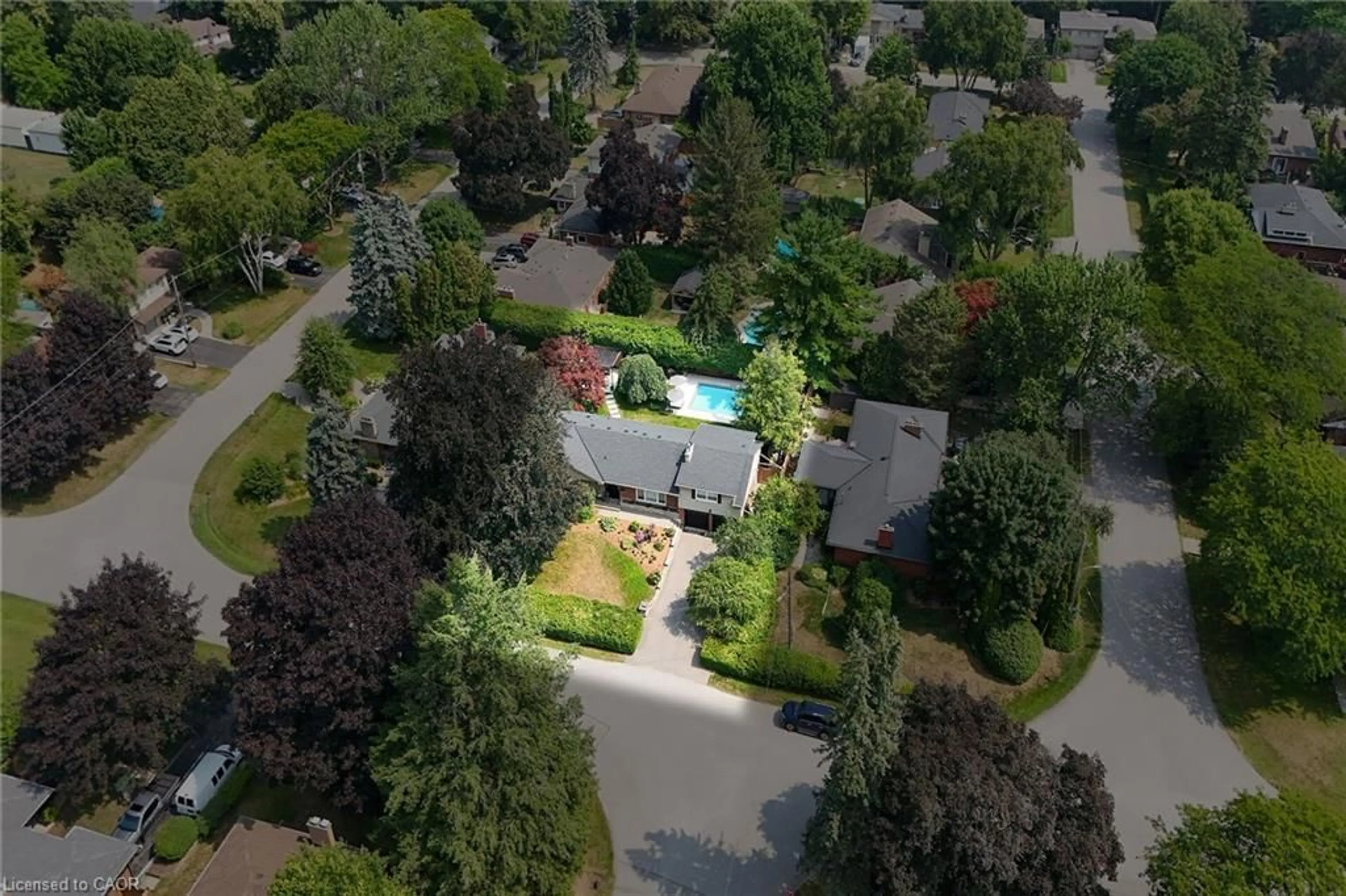A pic from outside/outdoor area/front of a property/back of a property/a pic from drone, street for 655 Gayne Blvd, Burlington Ontario L7T 3V8