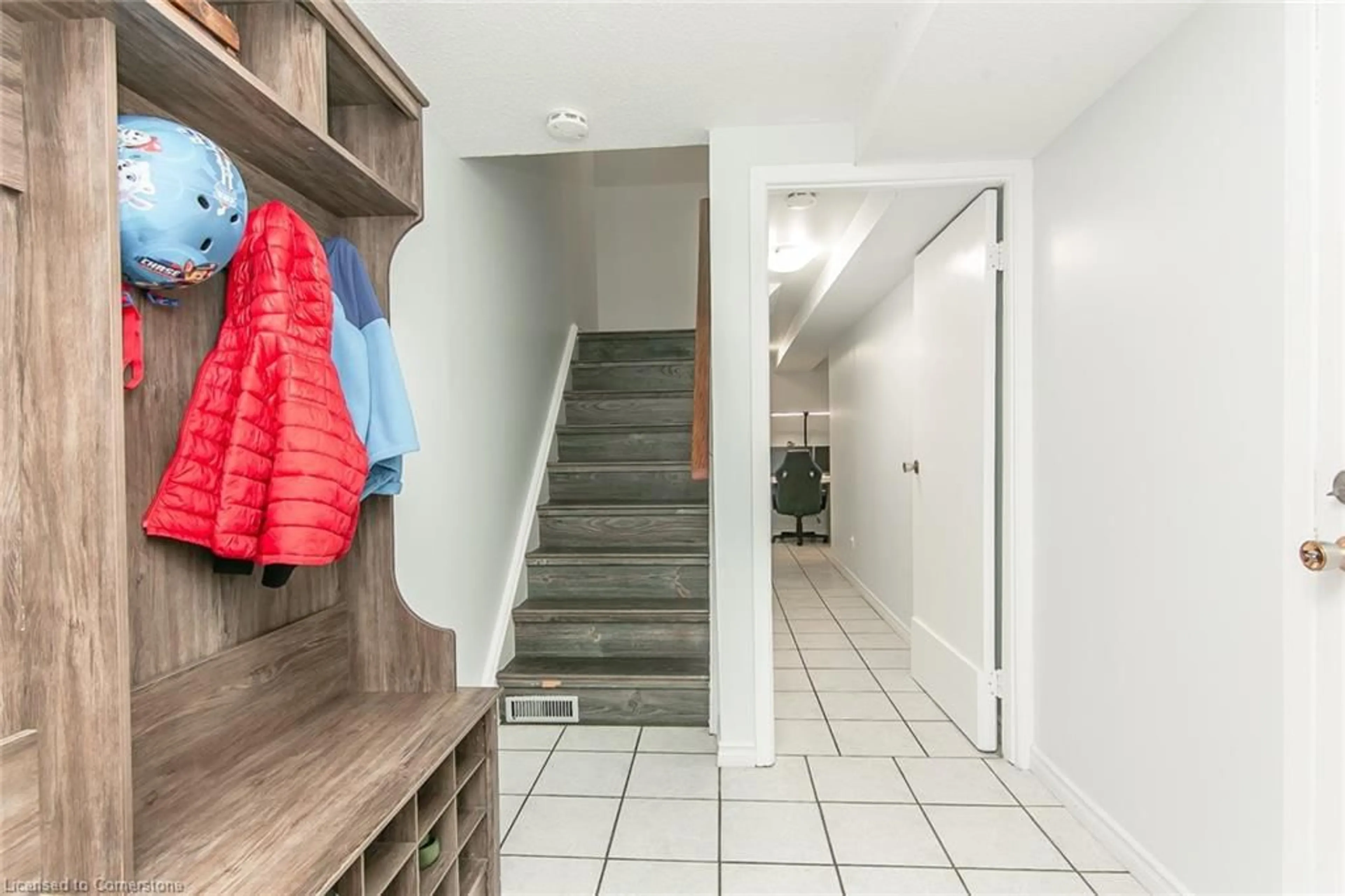 Indoor entryway for 223 Pioneer Dr #J62, Kitchener Ontario N2P 1L9