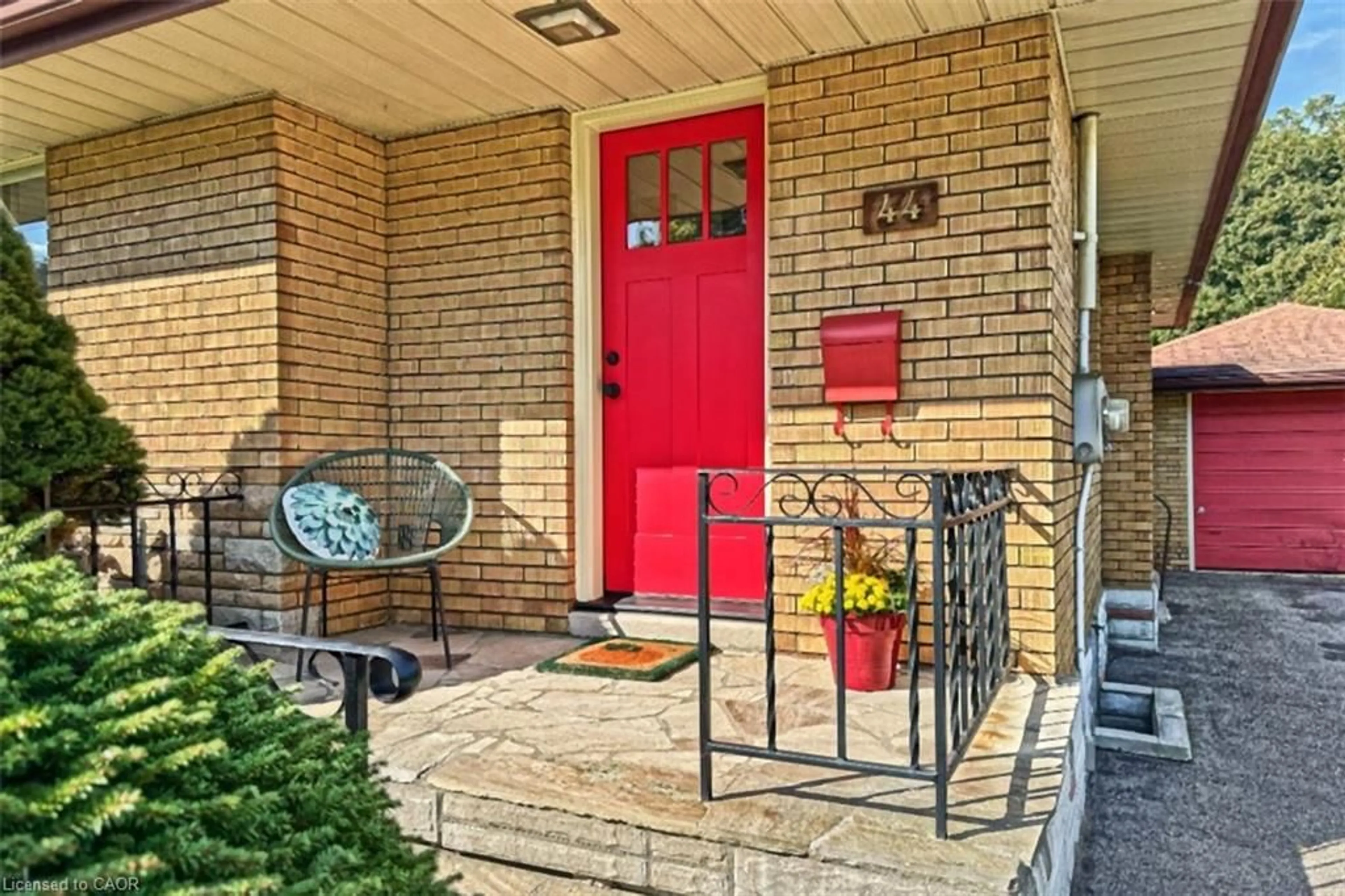 Indoor entryway for 44 Mcdonald Ave, Cambridge Ontario N1R 4J1