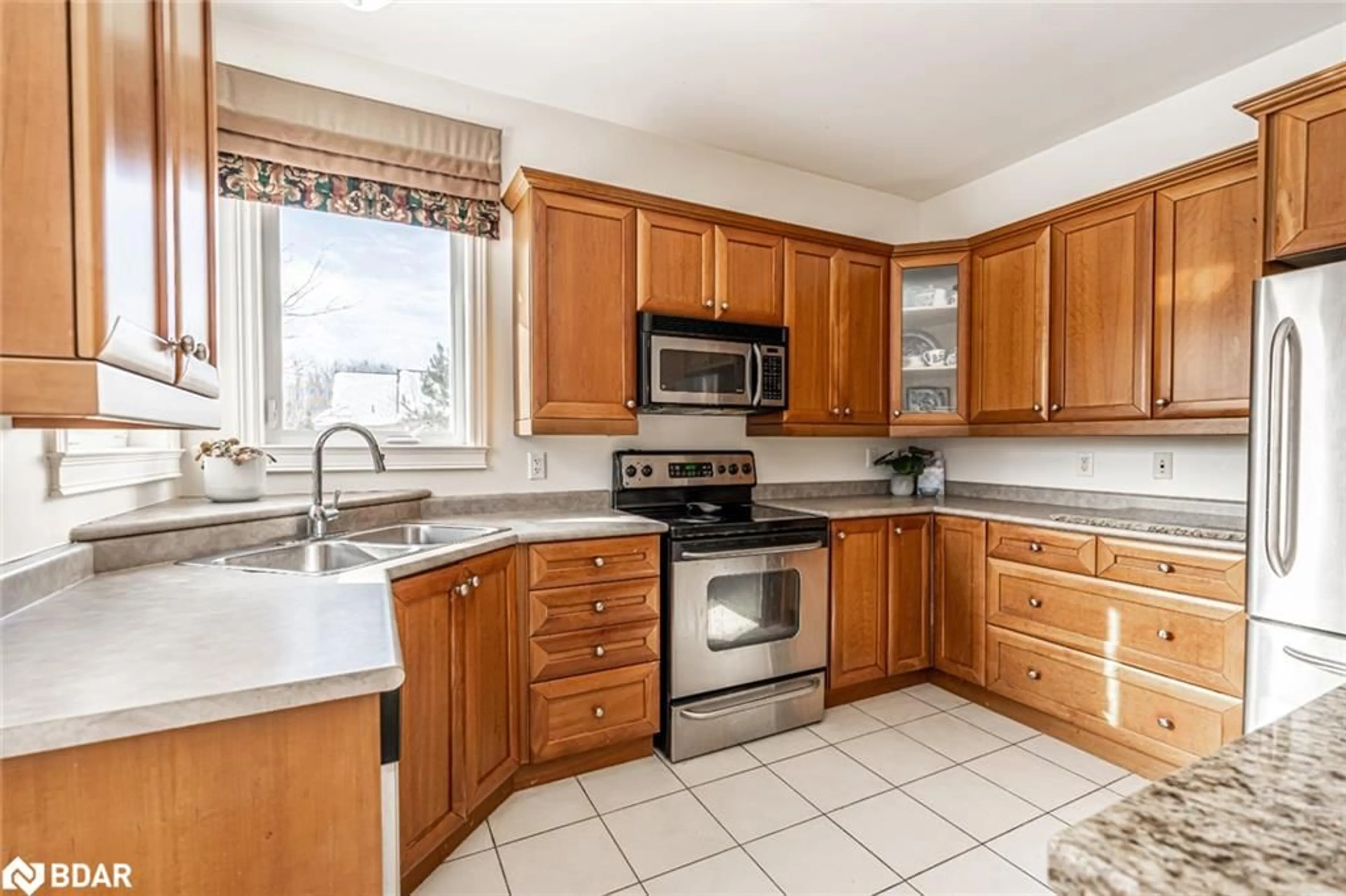 Standard kitchen, ceramic/tile floor for 32 Basswood Cir, Oro-Medonte Ontario L0L 2L0