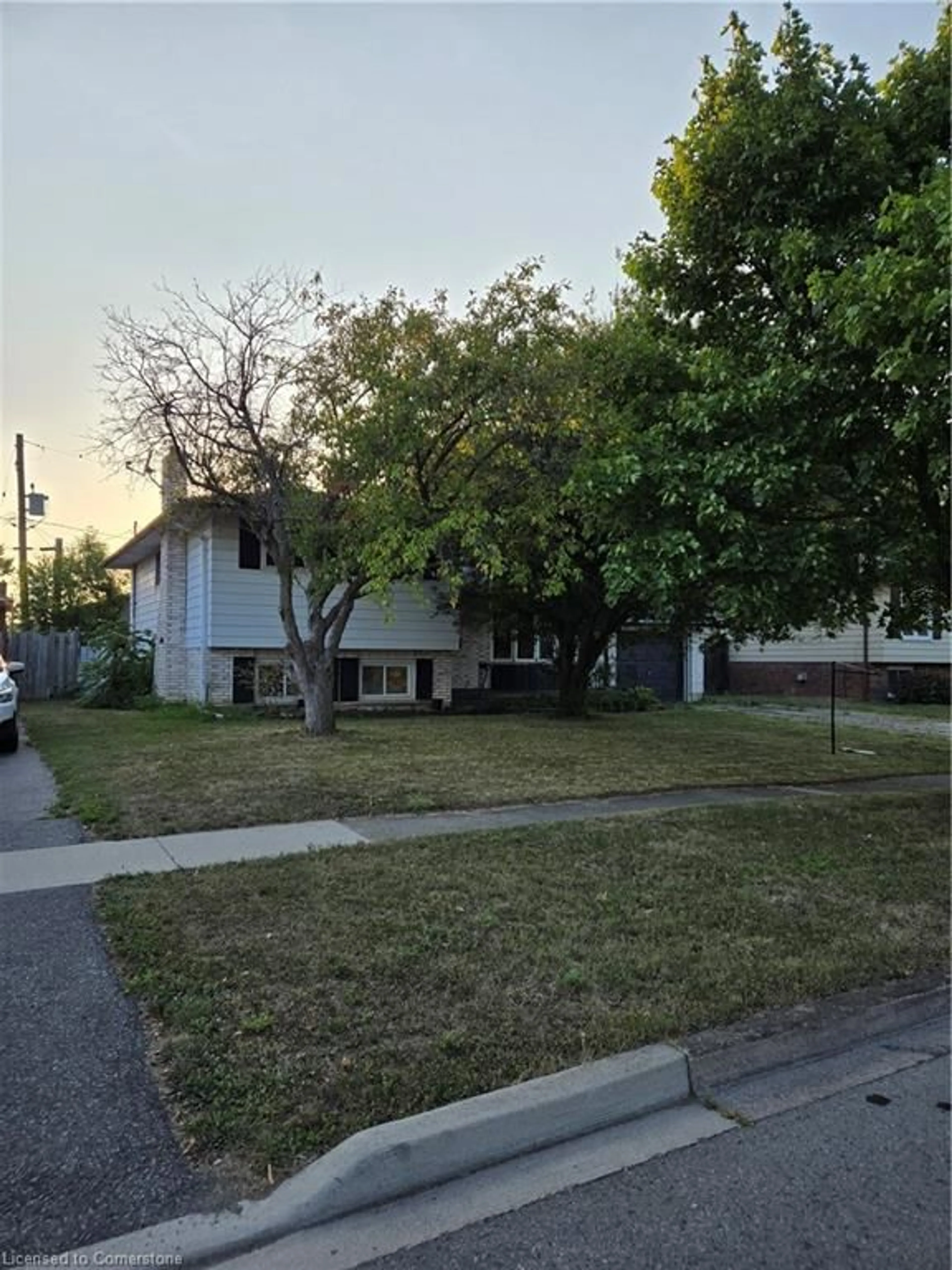 A pic from outside/outdoor area/front of a property/back of a property/a pic from drone, street for 21 Idylwood Rd, Welland Ontario L3C 1X2