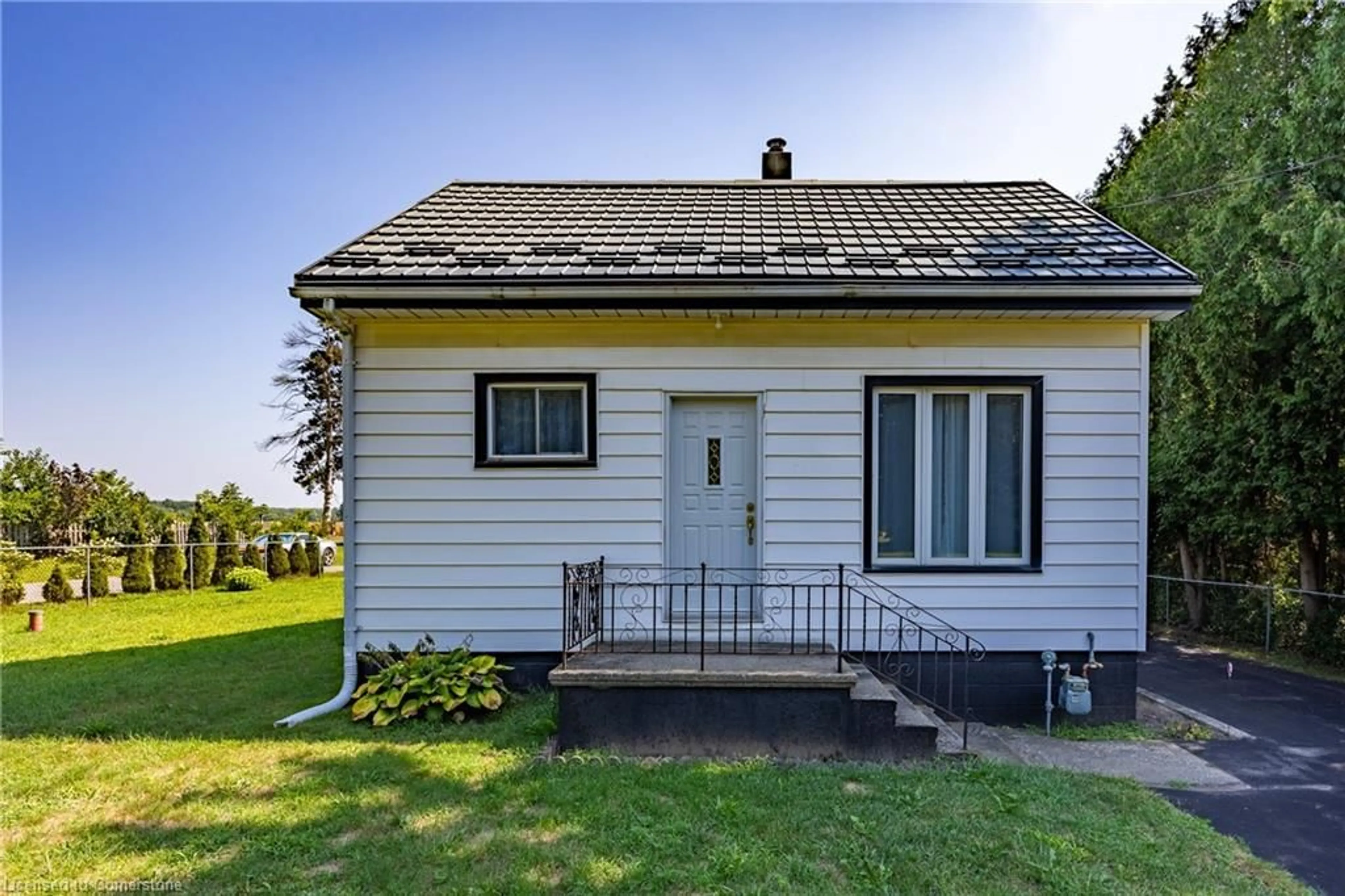 Home with vinyl exterior material, building for 1534 Regional Road 16, Langton Ontario N0E 1G0
