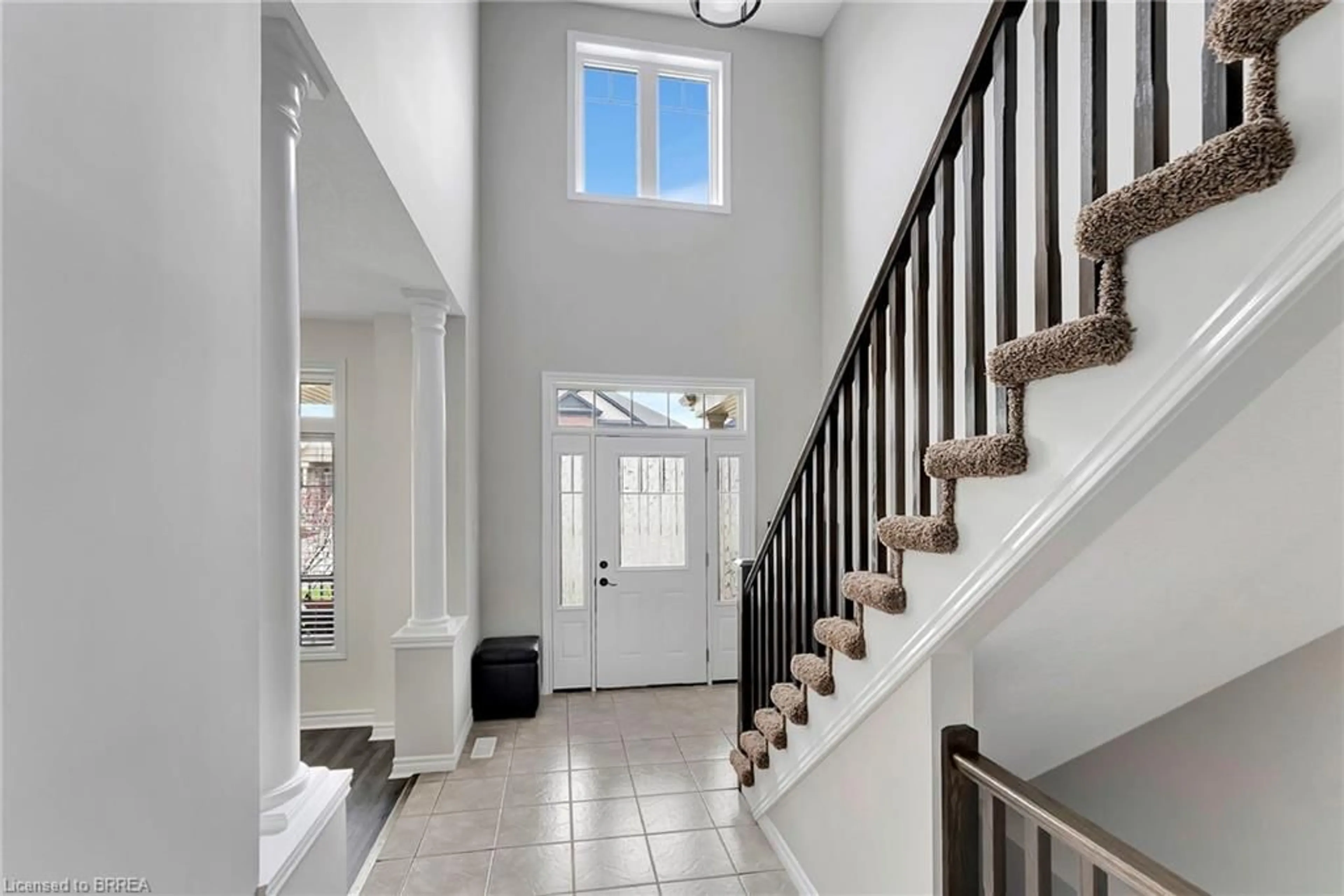 Indoor entryway for 34 Crawford Pl, Paris Ontario N3L 0A7