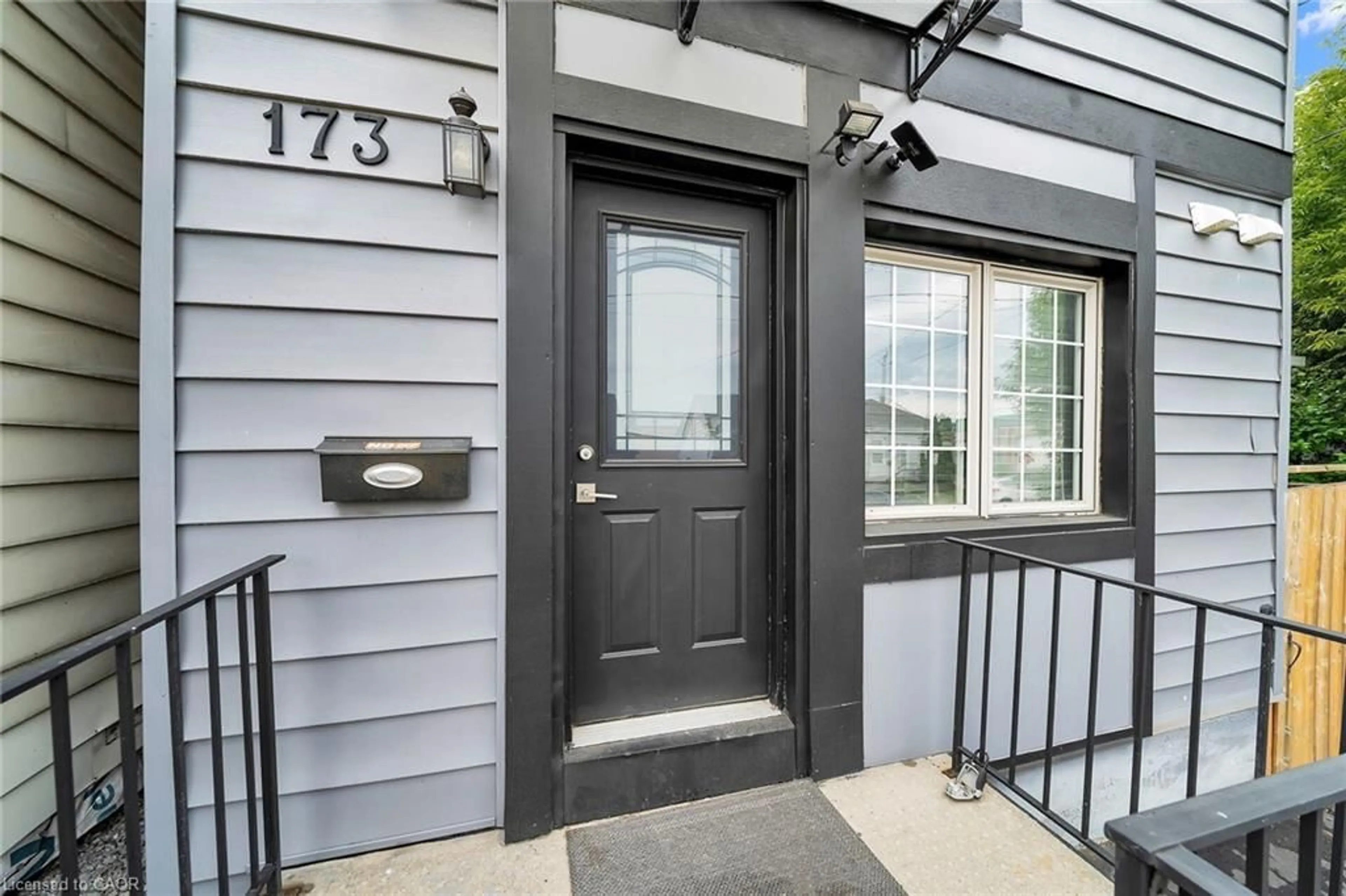 Indoor entryway for 173 Harmony Ave, Hamilton Ontario L8H 4Y6