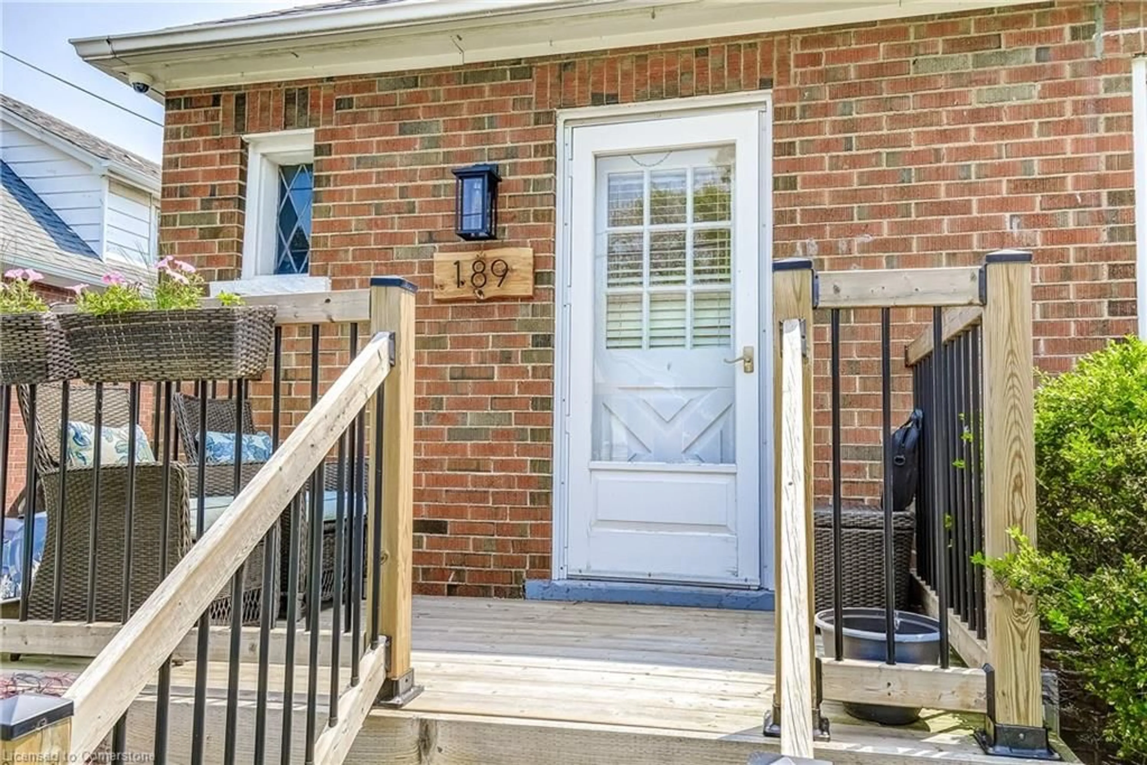 Indoor entryway for 189 East 19th St, Hamilton Ontario L9A 4S4
