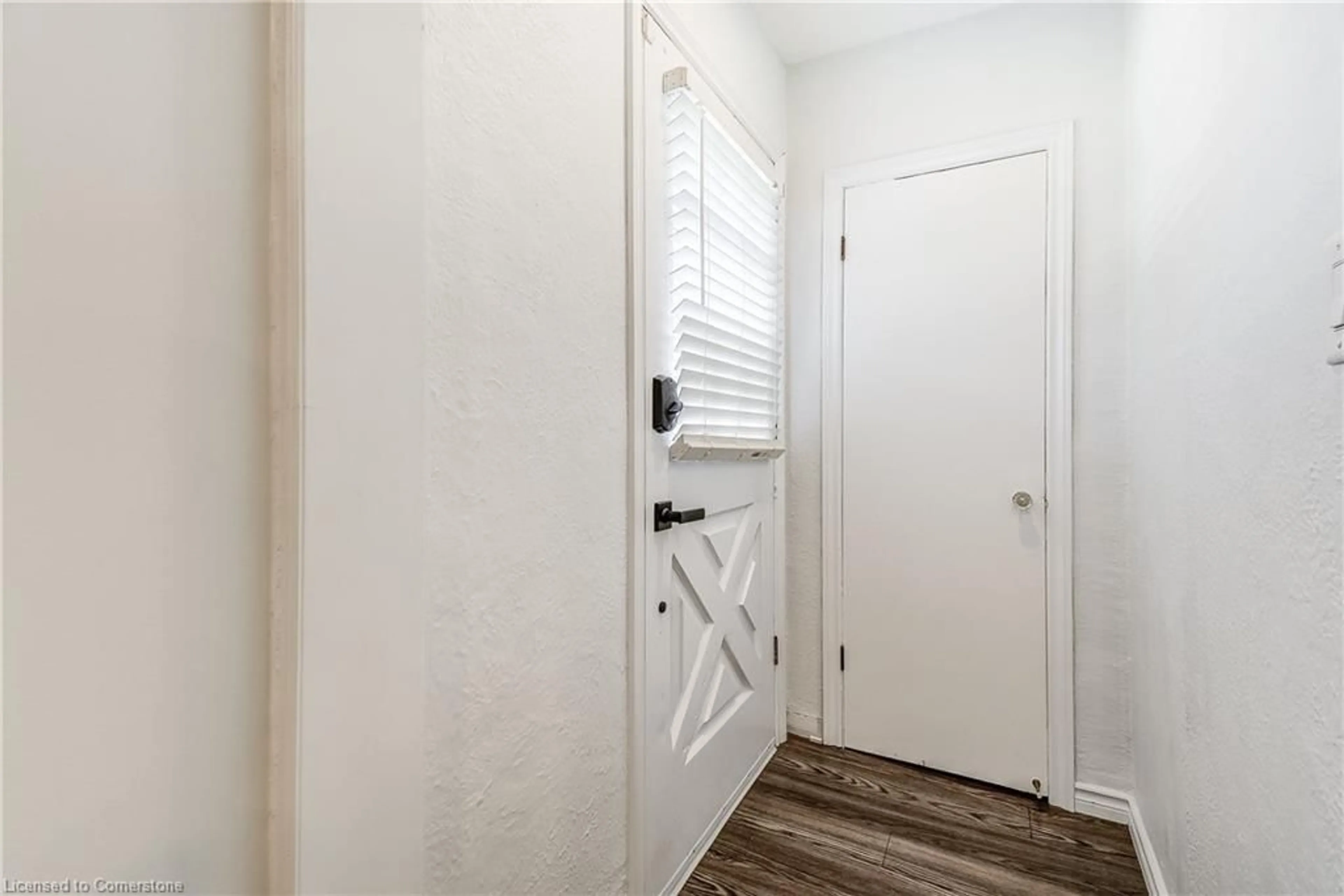 Indoor entryway for 189 East 19th St, Hamilton Ontario L9A 4S4