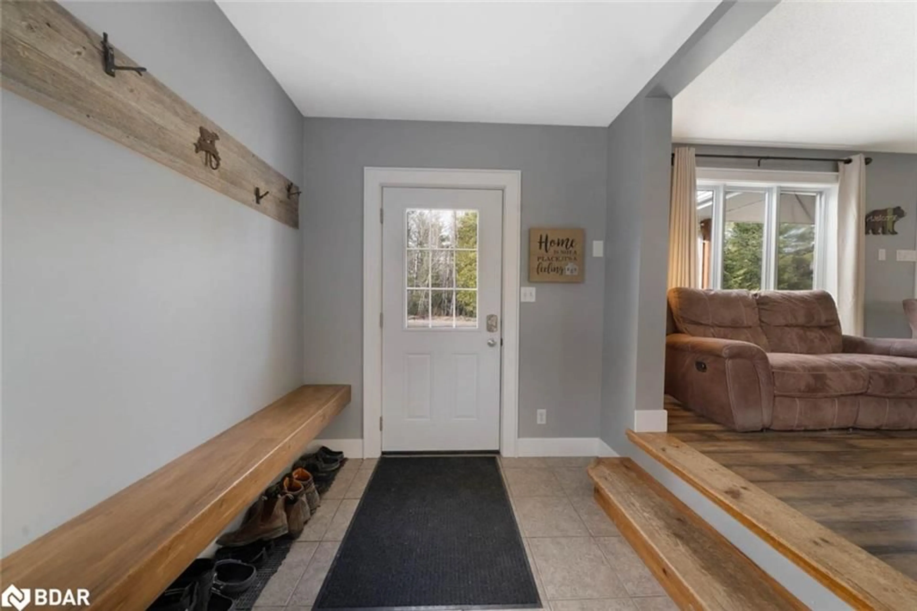 Indoor entryway for 115 Mccans Rd, Seguin Ontario P0C 1J0