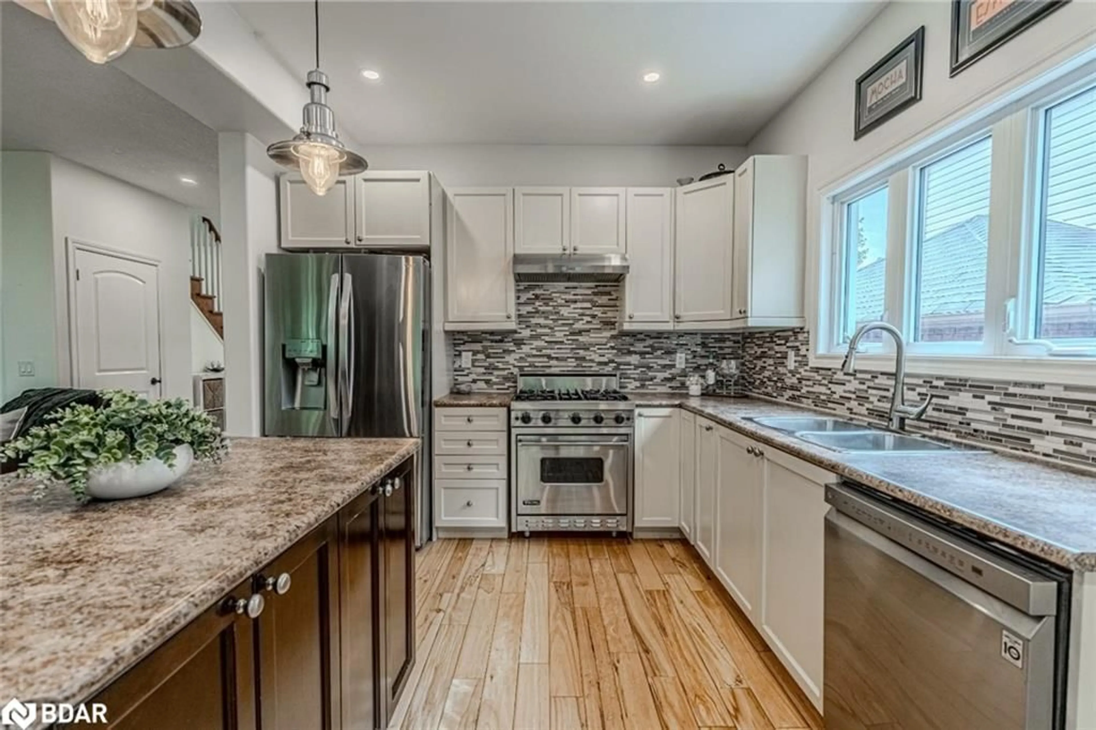 Open concept kitchen, ceramic/tile floor for 11 Oakmont Ave, Horseshoe Valley Ontario L0L 2L0
