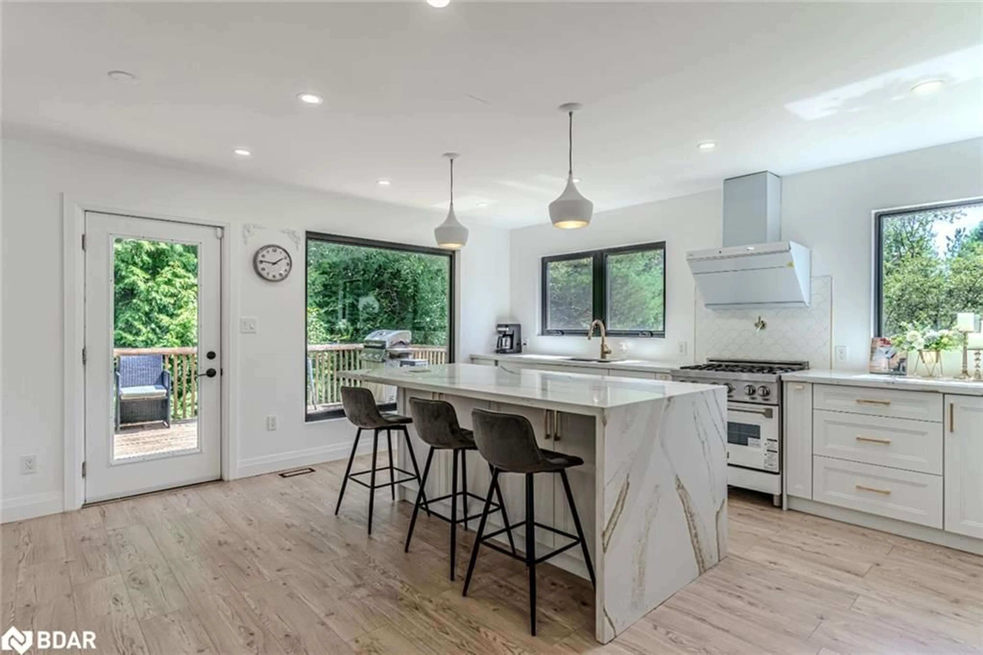 Open concept kitchen, unknown for 20 Hillview Cres, Midhurst Ontario L9X 1N4