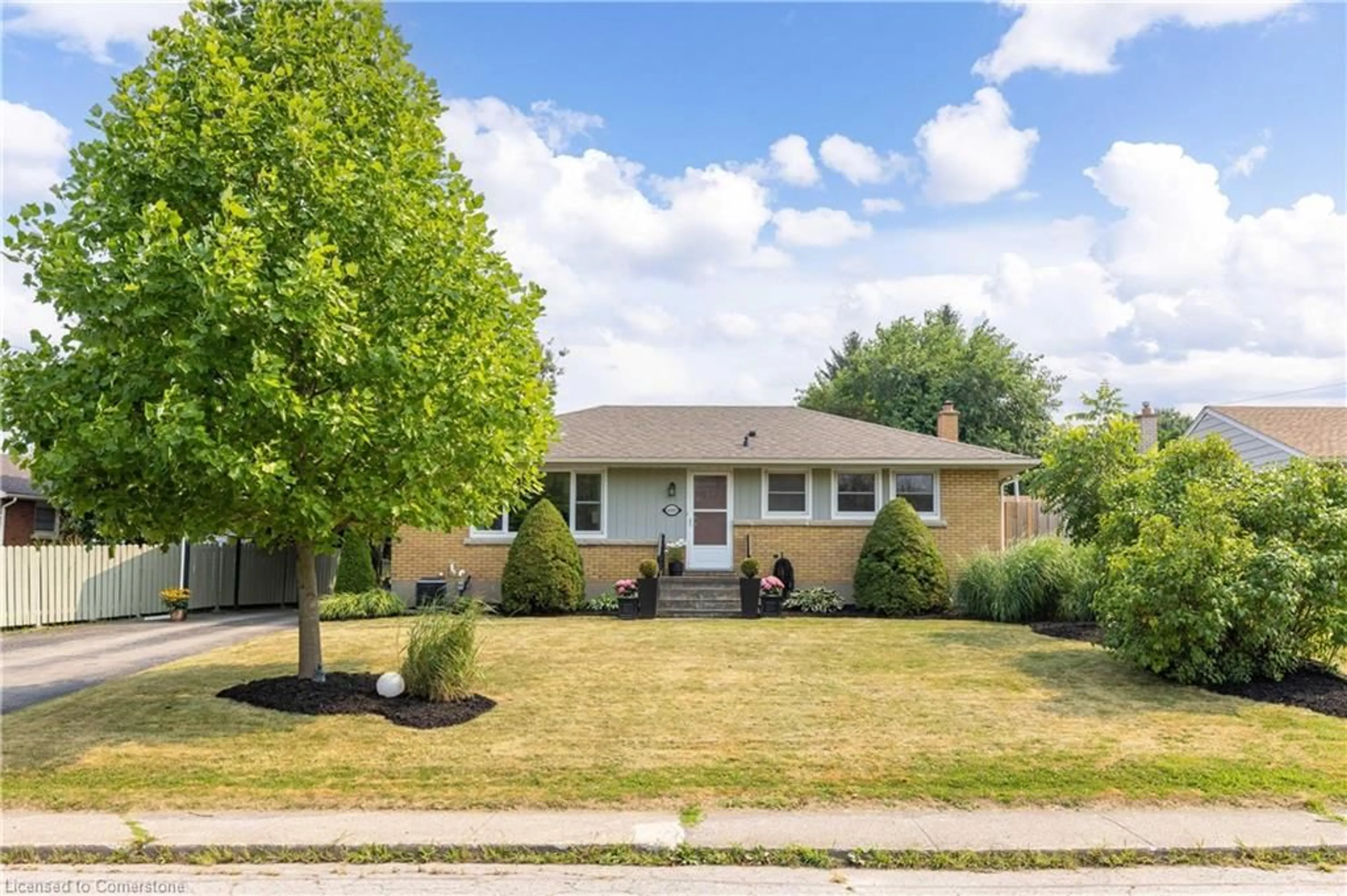 Home with vinyl exterior material, street for 6000 Mayfair Dr, Niagara Falls Ontario L2J 1V6