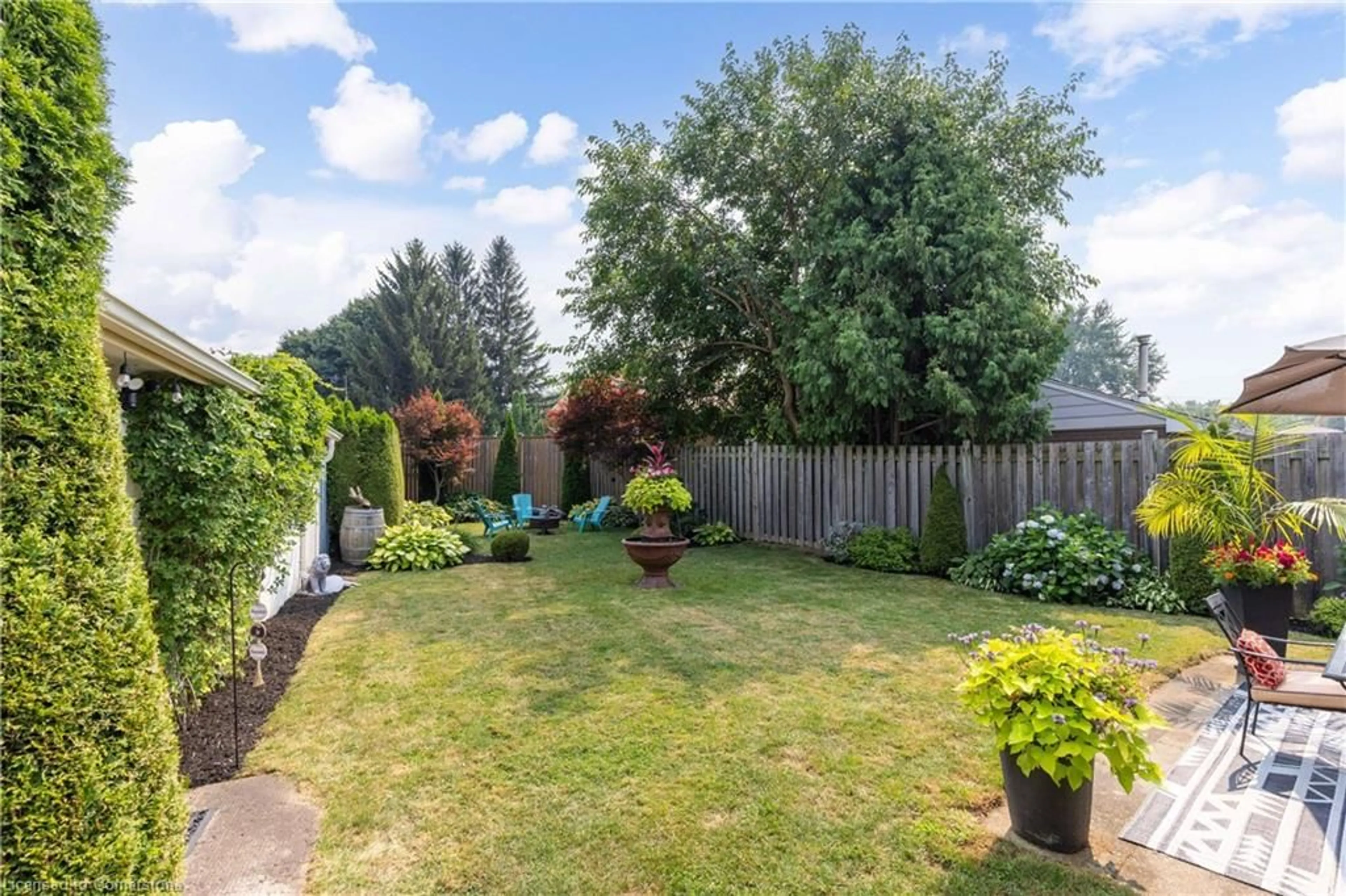 Patio, street for 6000 Mayfair Dr, Niagara Falls Ontario L2J 1V6