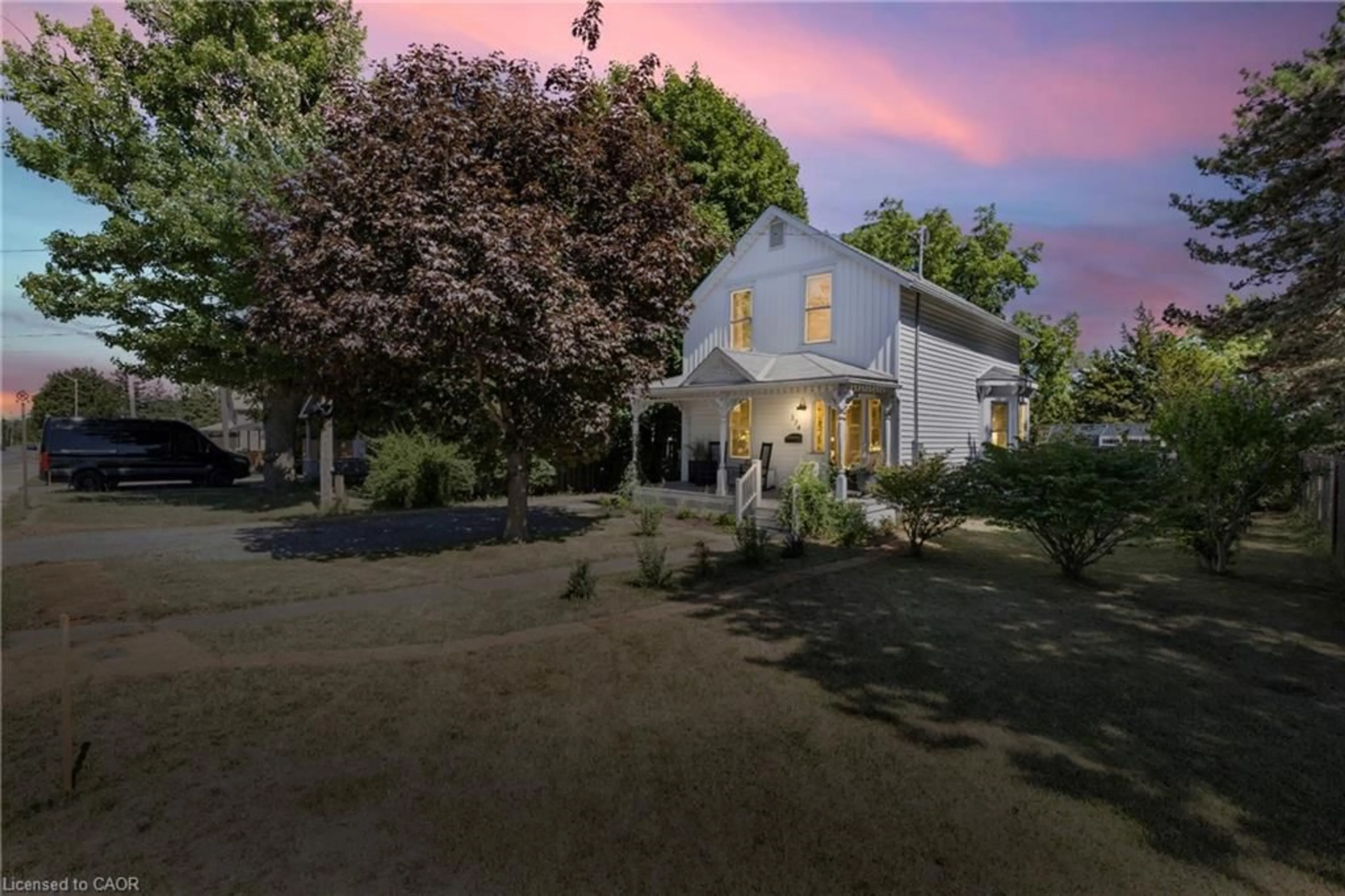A pic from outside/outdoor area/front of a property/back of a property/a pic from drone, street for 374 Ontario St, Grimsby Ontario L3M 3H5
