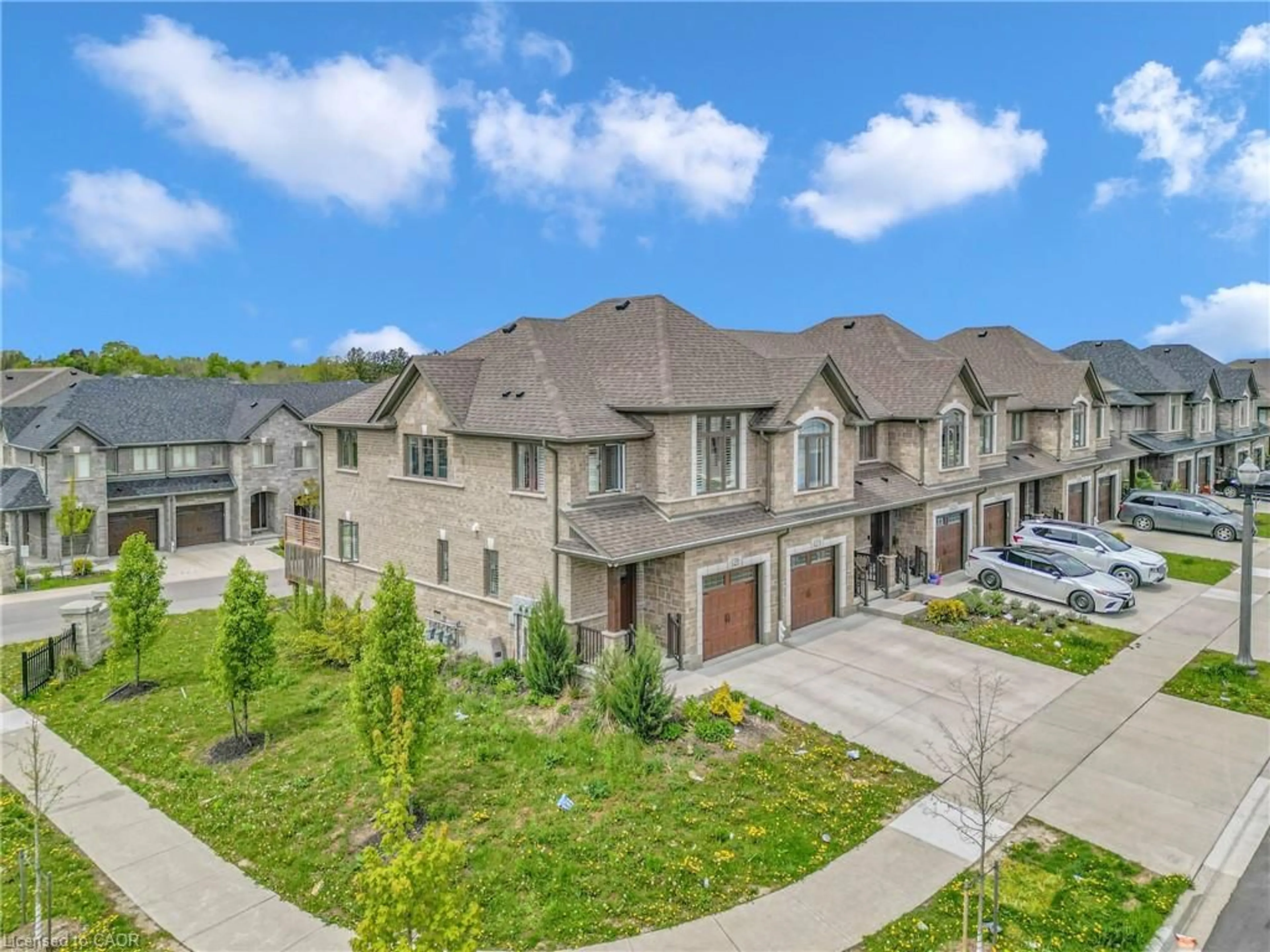 A pic from outside/outdoor area/front of a property/back of a property/a pic from drone, street for 121 Hollybrook Trail, Kitchener Ontario N2R 0P1