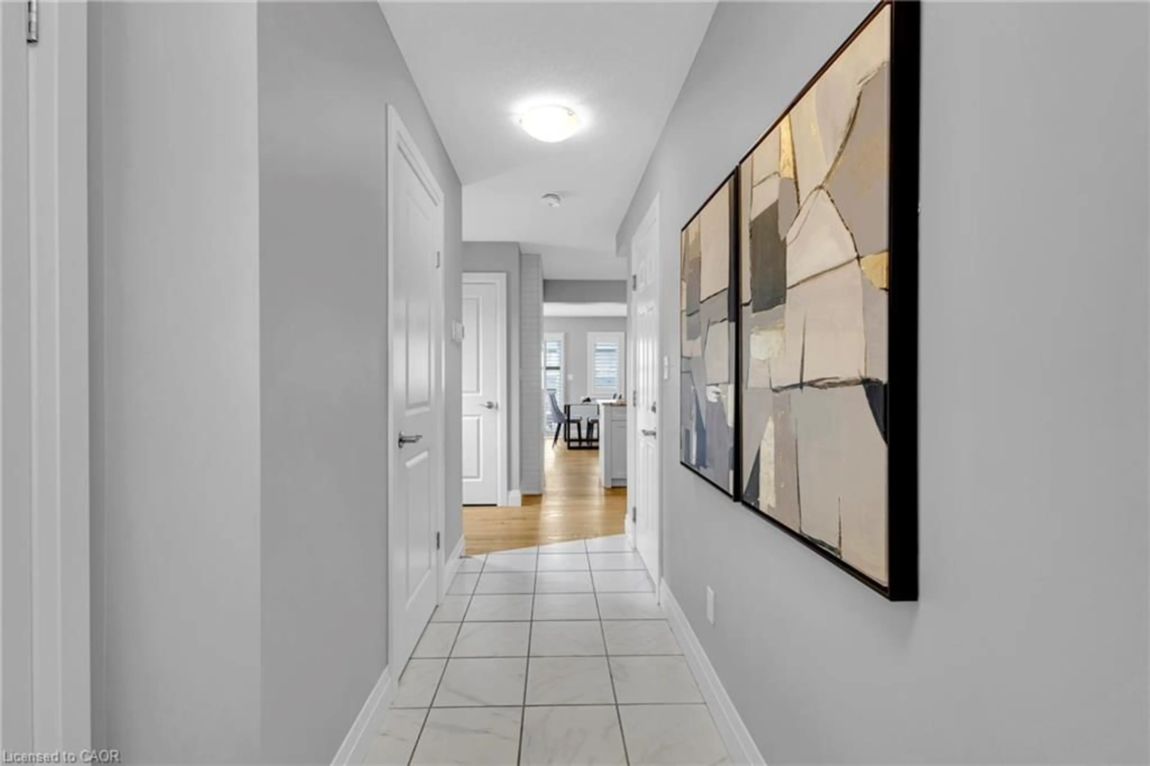 Indoor foyer for 121 Hollybrook Trail, Kitchener Ontario N2R 0P1