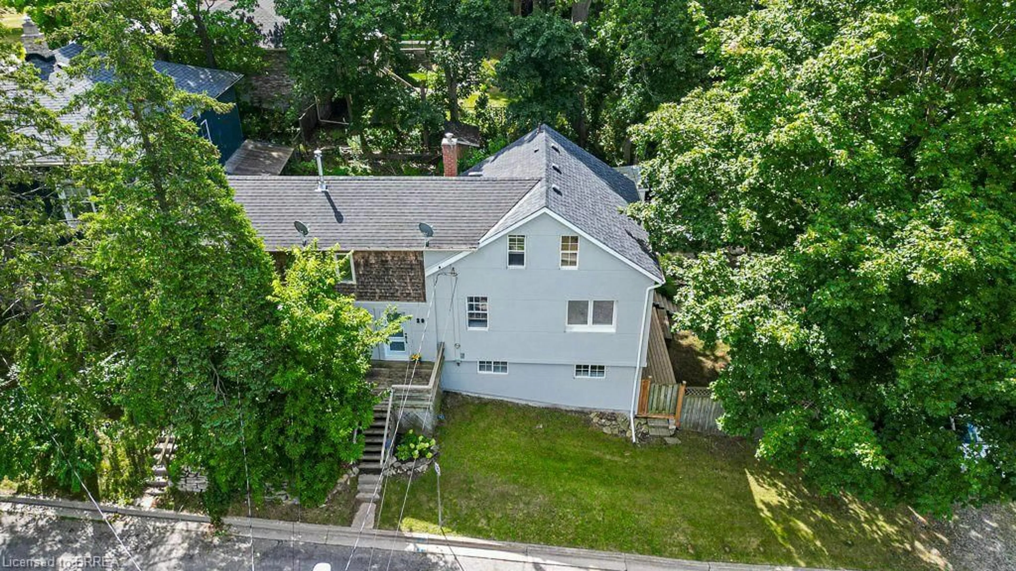 A pic from outside/outdoor area/front of a property/back of a property/a pic from drone, city buildings view from balcony for 29 Charlotte St, Paris Ontario N3L 1N3