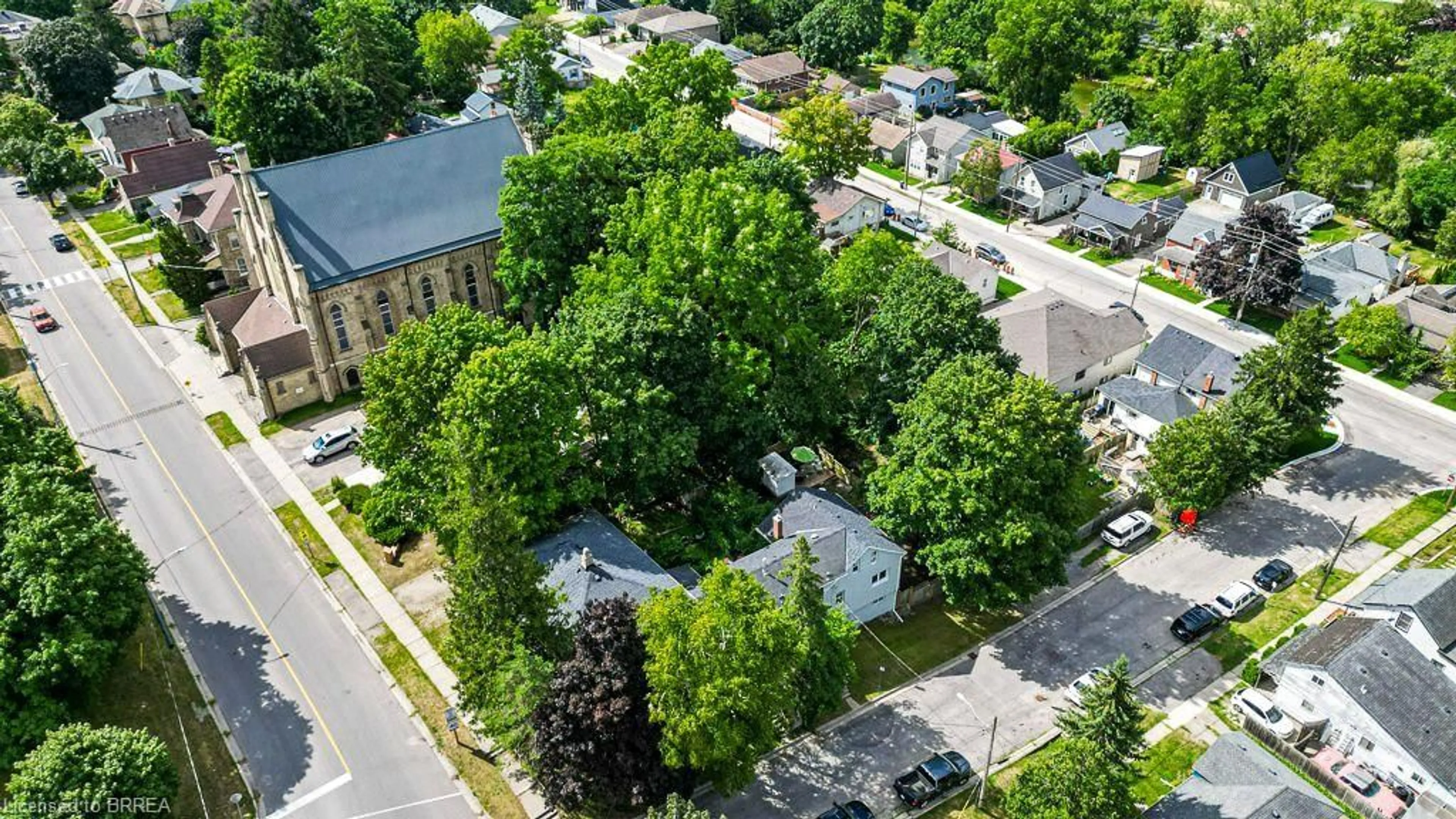 A pic from outside/outdoor area/front of a property/back of a property/a pic from drone, street for 29 Charlotte St, Paris Ontario N3L 1N3