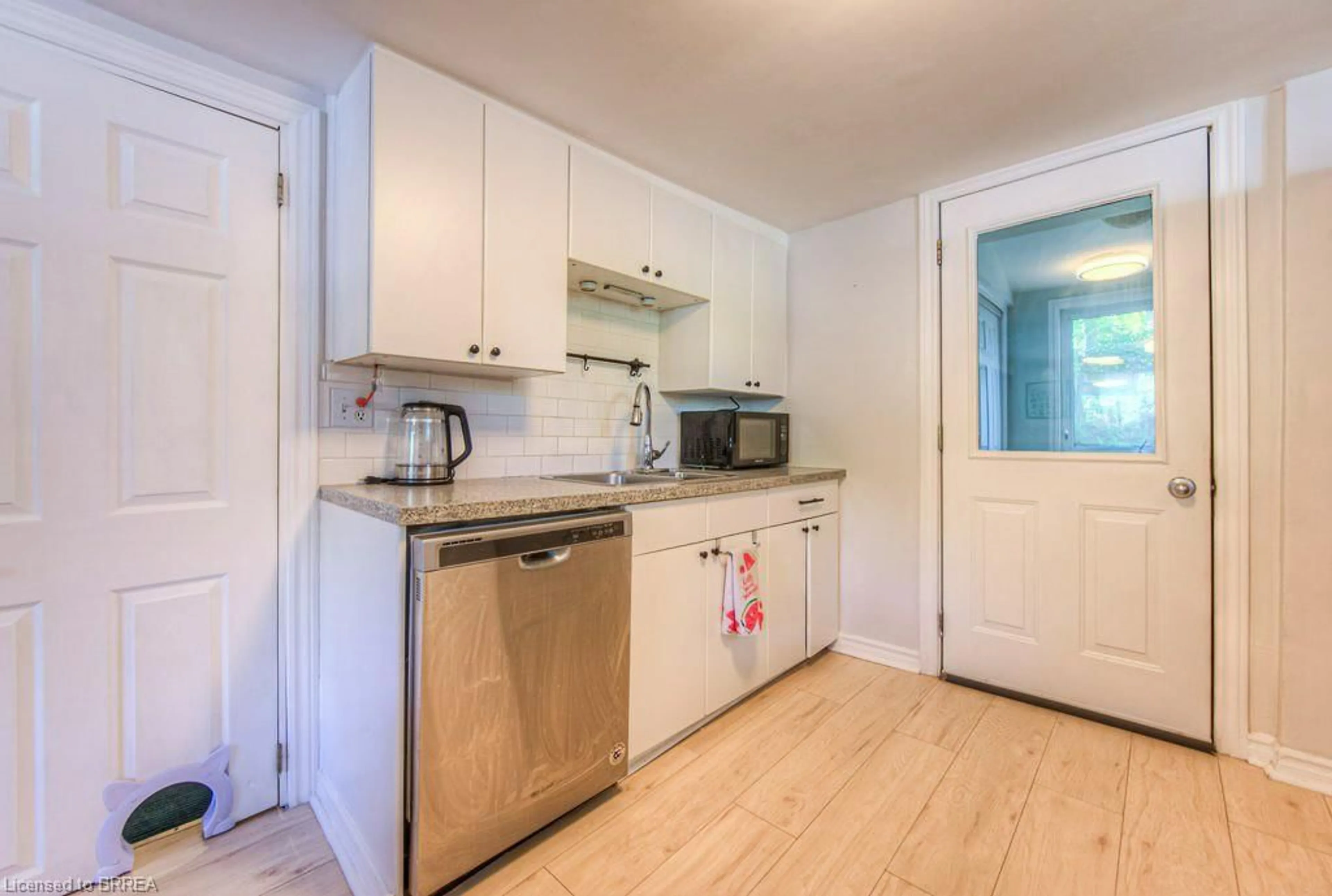 Standard kitchen, unknown for 29 Charlotte St, Paris Ontario N3L 1N3