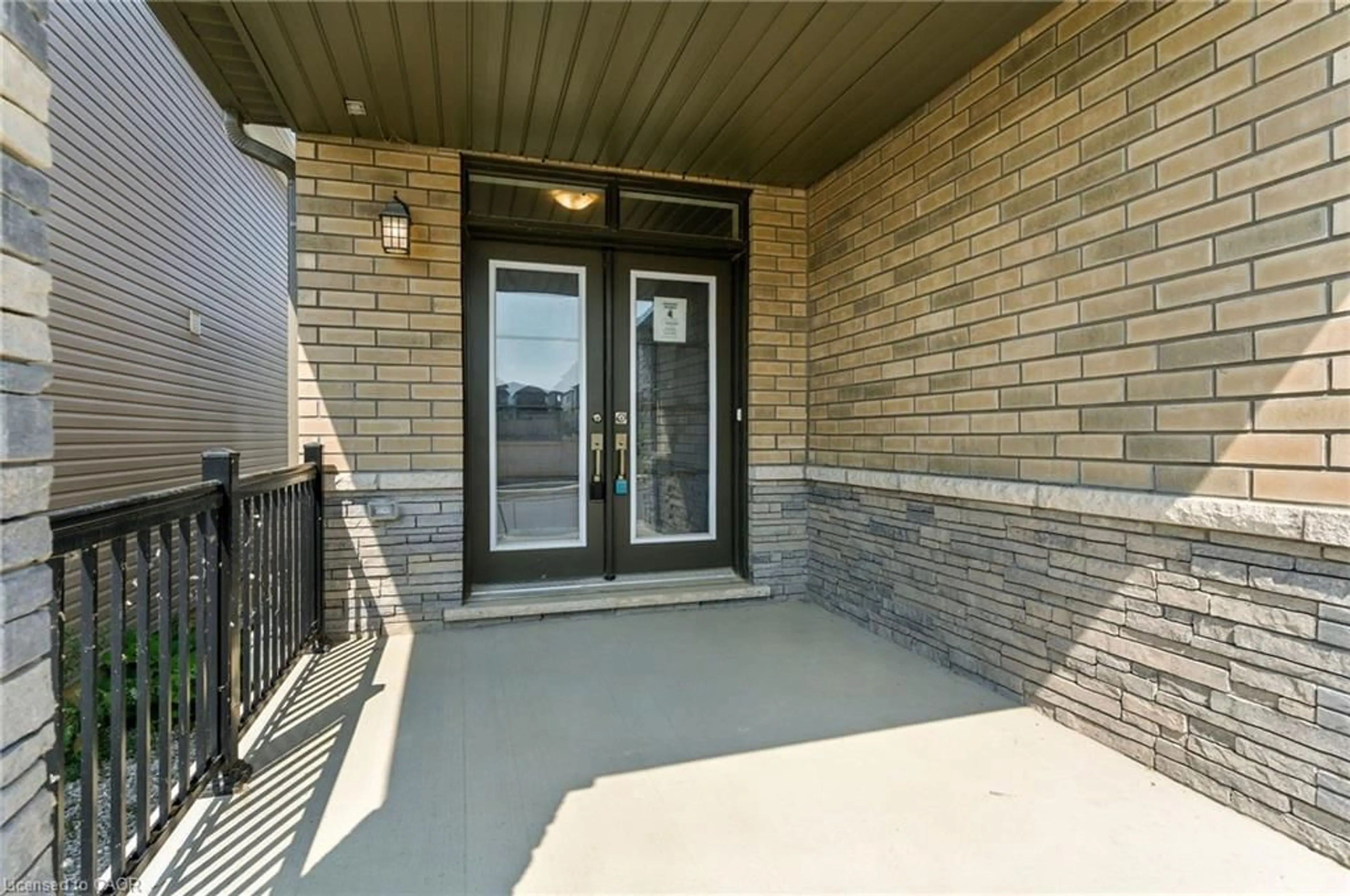 Indoor entryway for 33 Santos Dr, Caledonia Ontario N3W 0H2