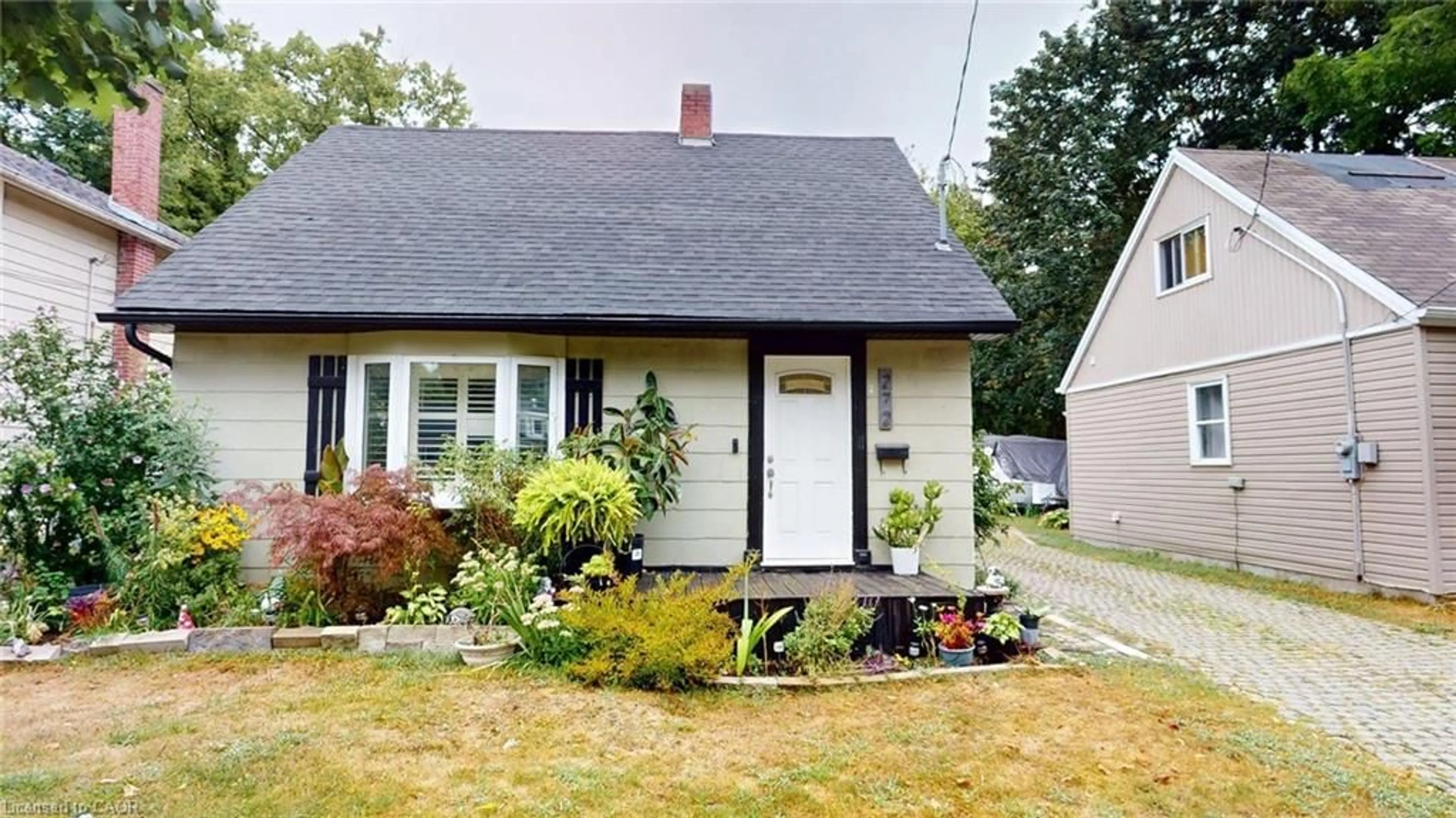 Home with vinyl exterior material, street for 272 Grey St, Brantford Ontario N3S 4W8