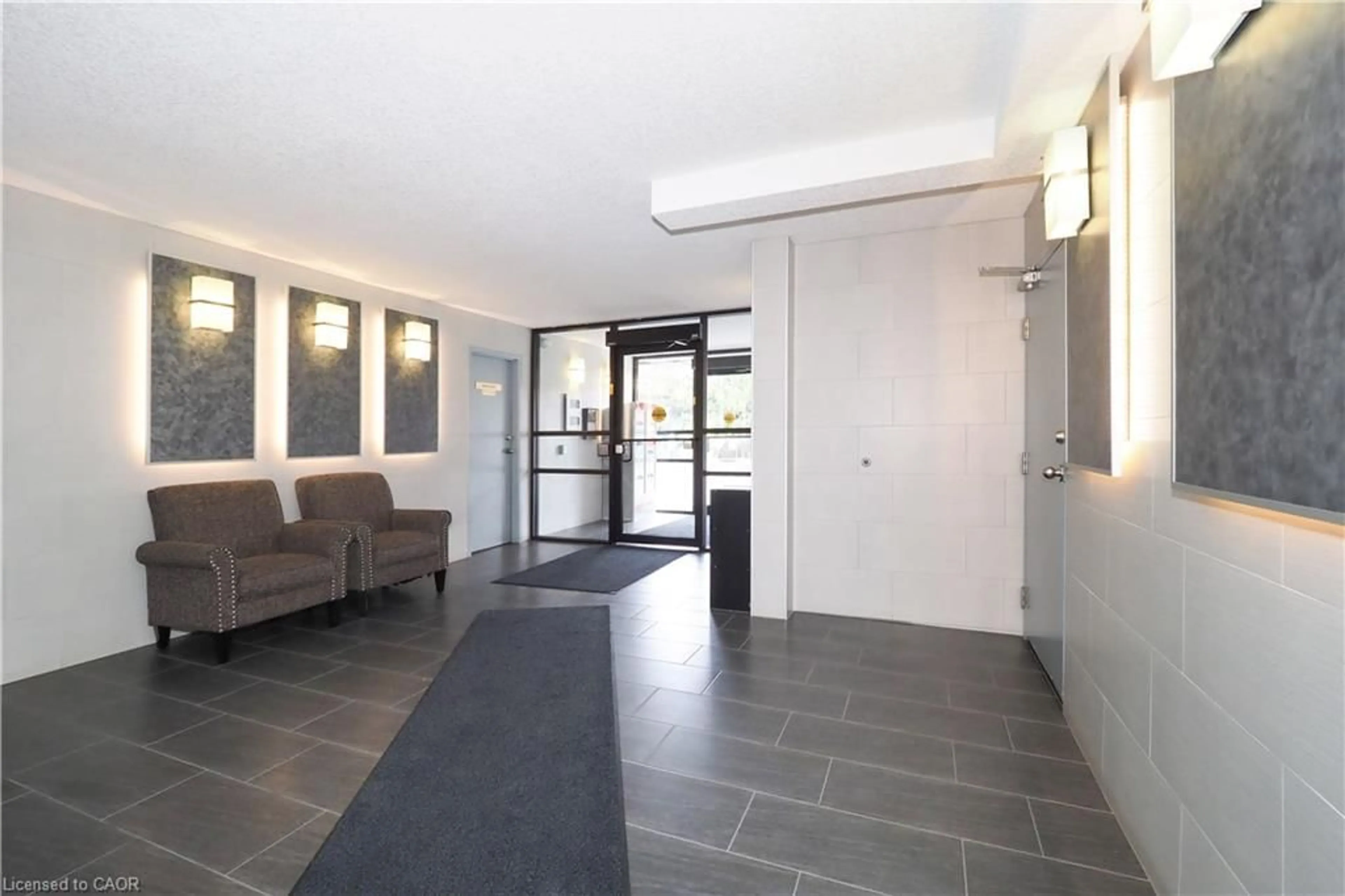 Indoor foyer for 18 Holborn Crt #402, Kitchener Ontario N2A 4A1
