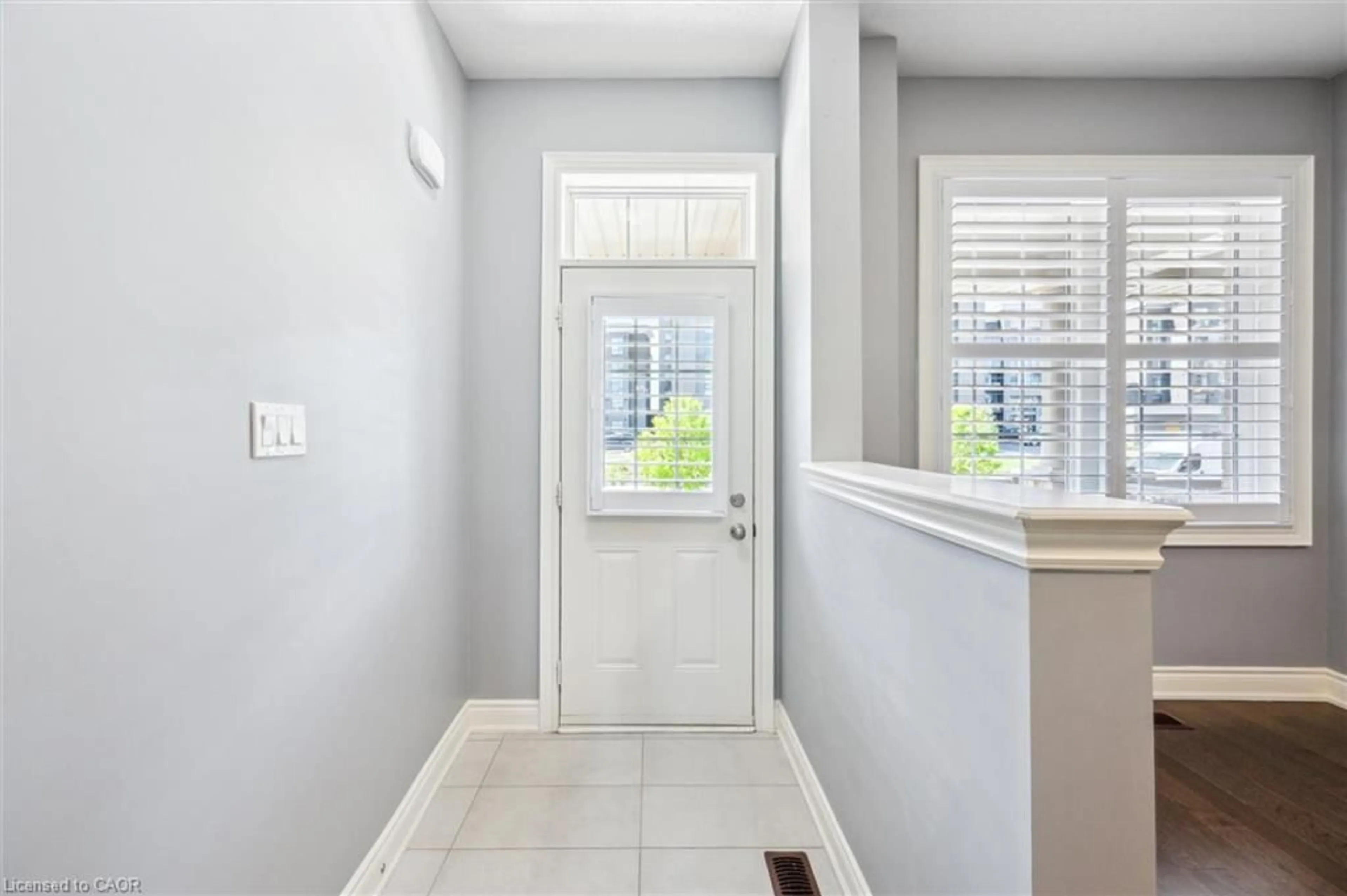 Indoor entryway for 29 Riverwalk Drive, Hamilton Ontario L8B 1X3