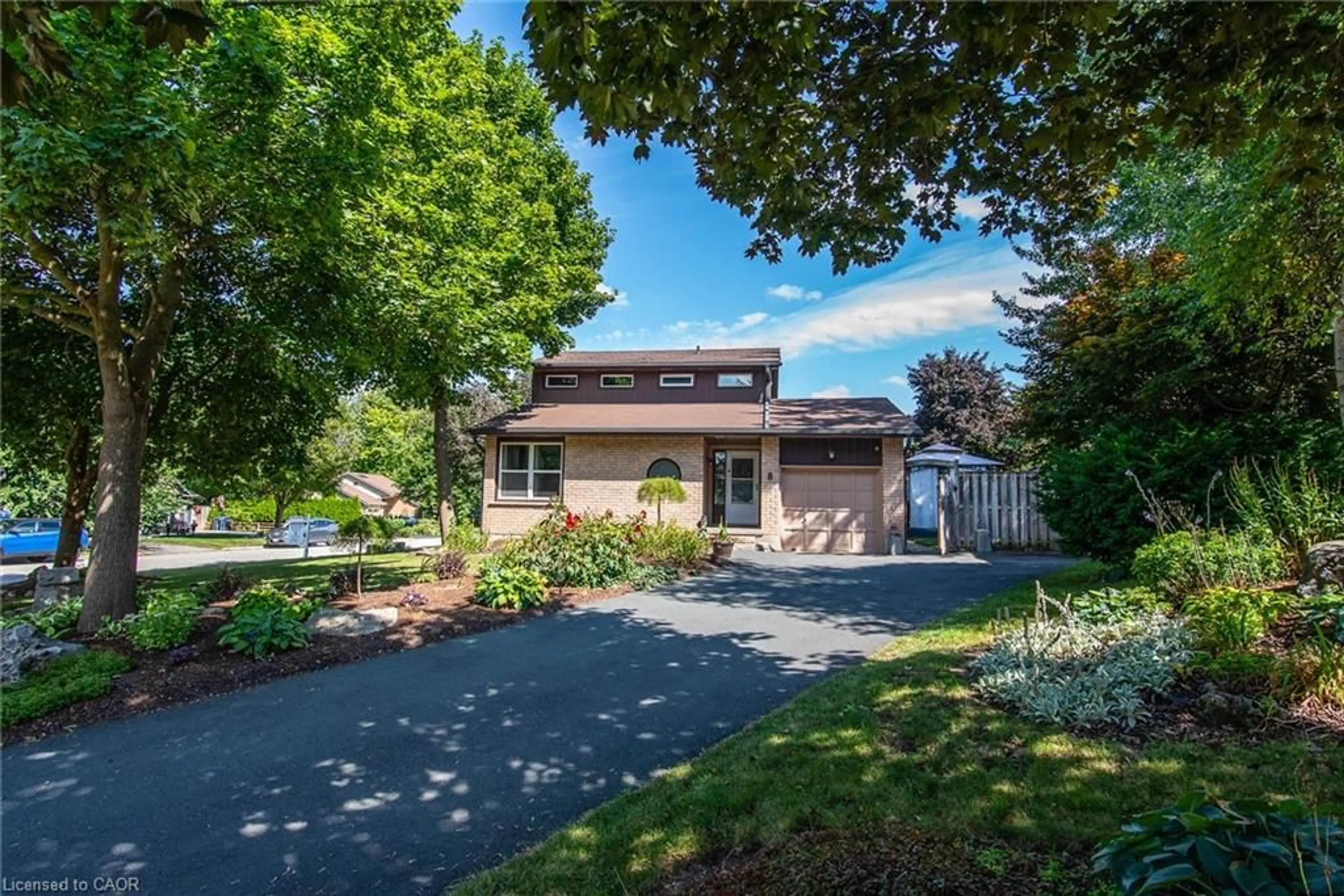 A pic from outside/outdoor area/front of a property/back of a property/a pic from drone, street for 8 Pickwick Pl, Guelph Ontario N1H 7V8