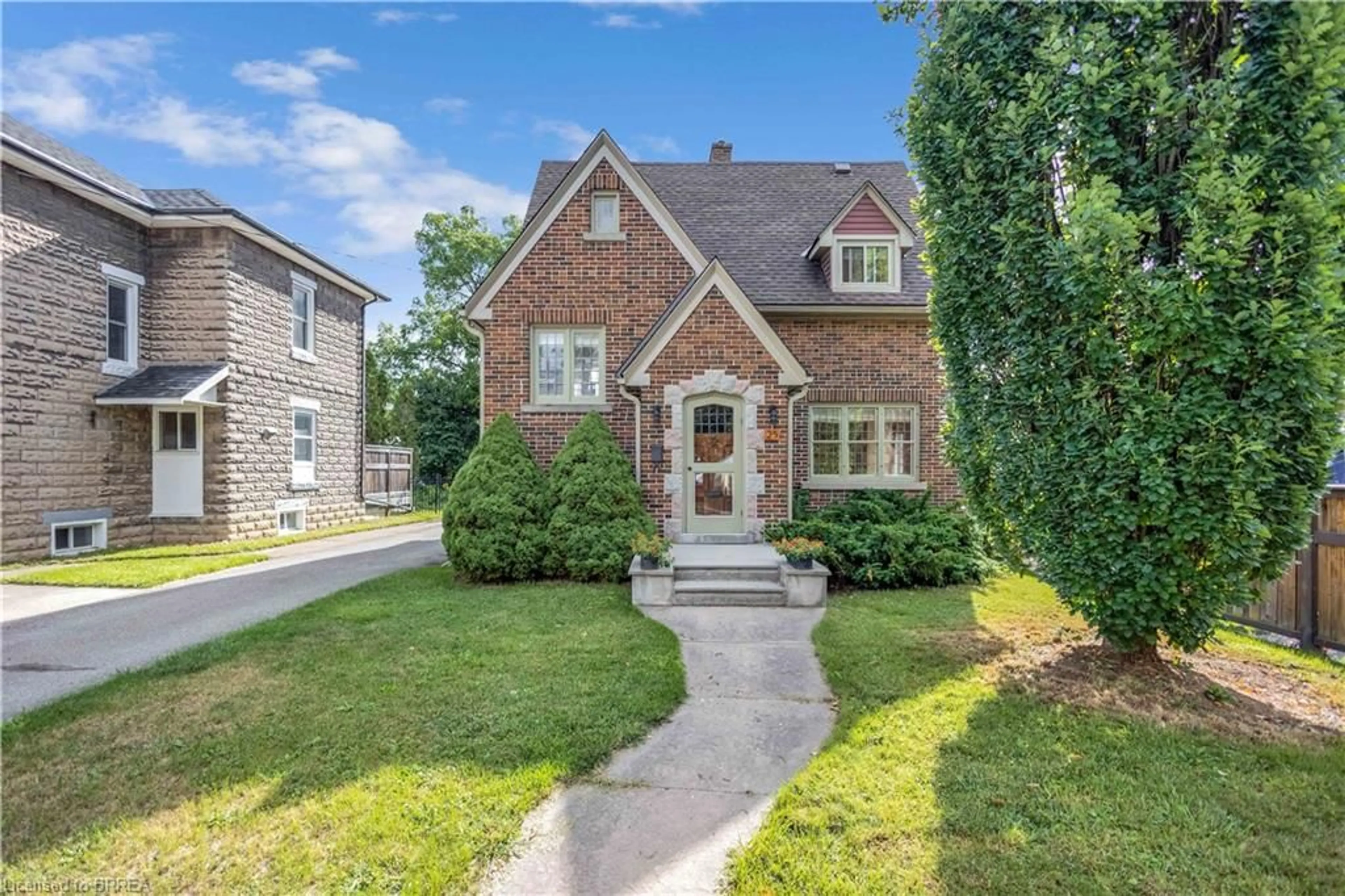 Home with brick exterior material, street for 25 Broadway St, Paris Ontario N3L 2R3