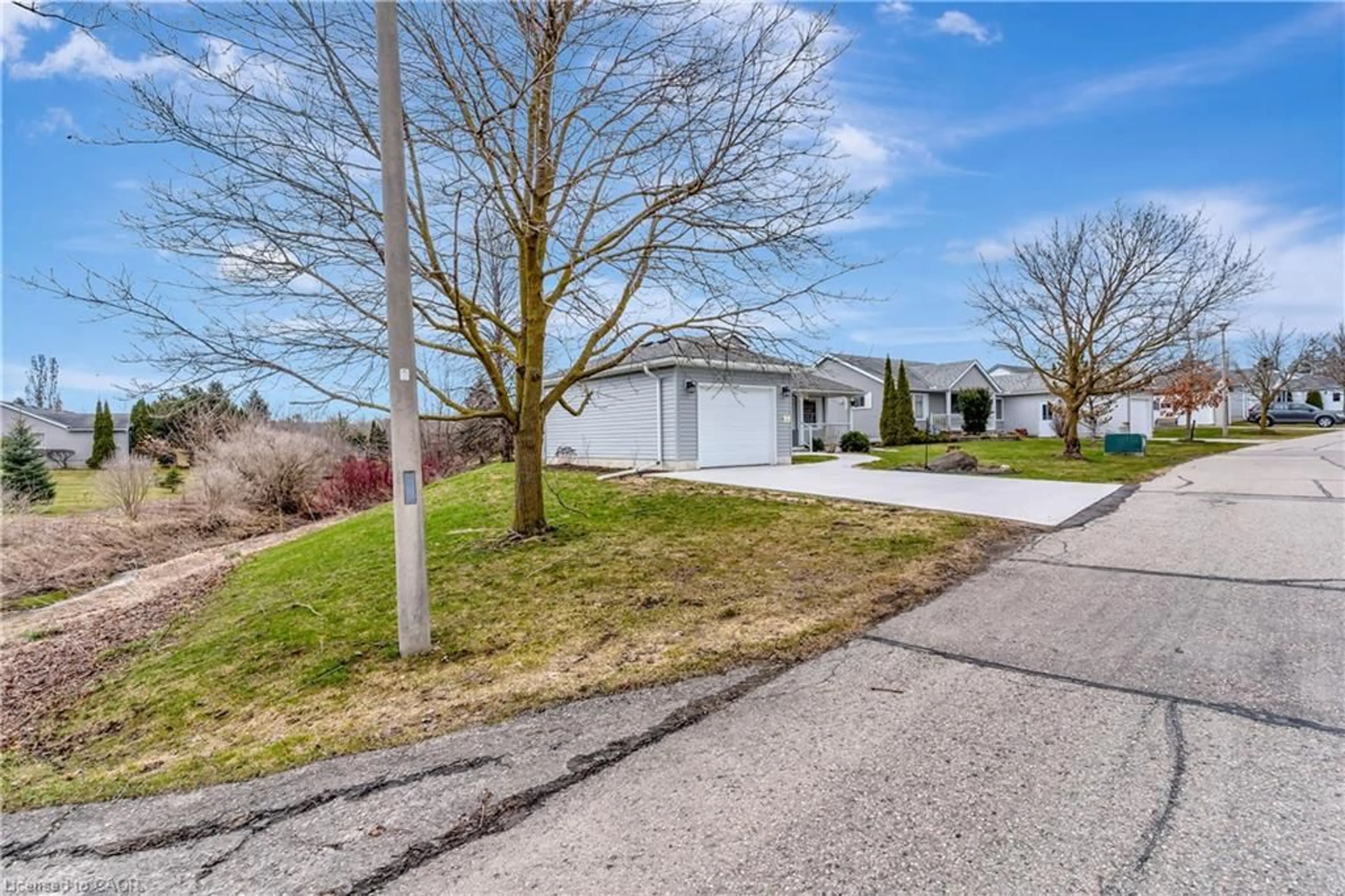 A pic from outside/outdoor area/front of a property/back of a property/a pic from drone, street for 29 Morningside Cir, New Hamburg Ontario N3A 2G2
