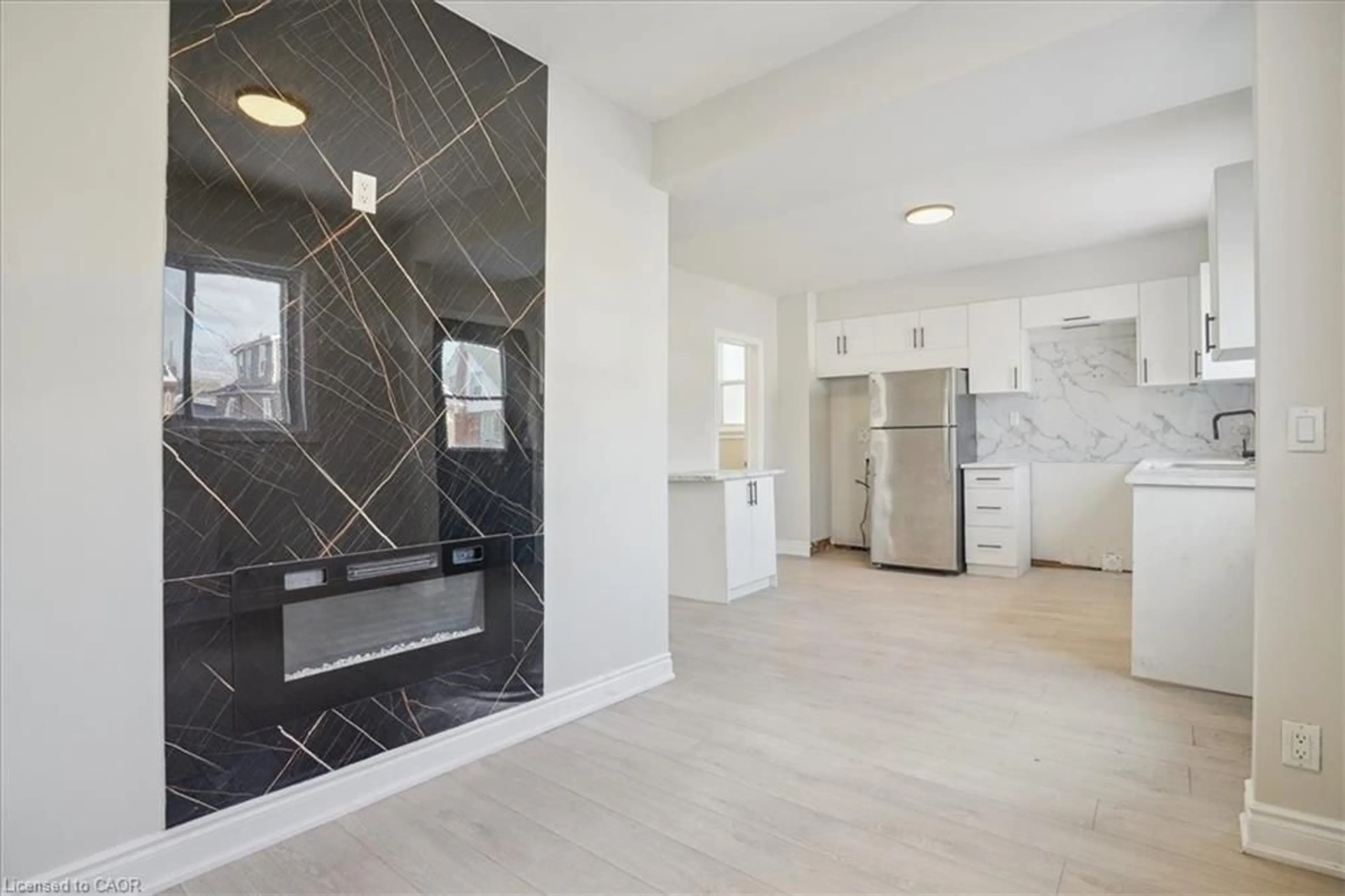 Indoor entryway for 510 Britannia Ave, Hamilton Ontario L8H 1Z6
