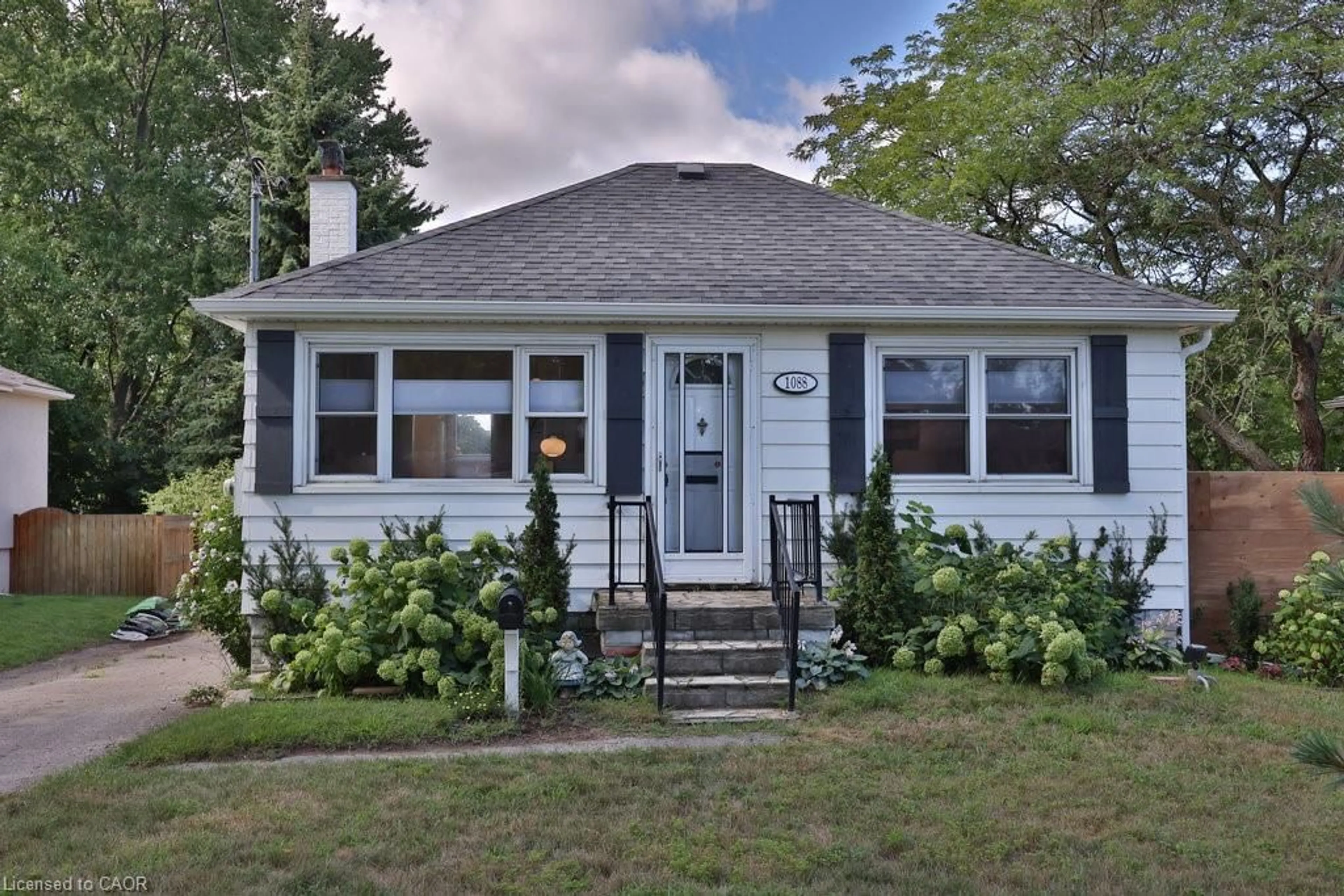 Home with vinyl exterior material, street for 1088 Cherriebell Rd, Mississauga Ontario L5E 2R3