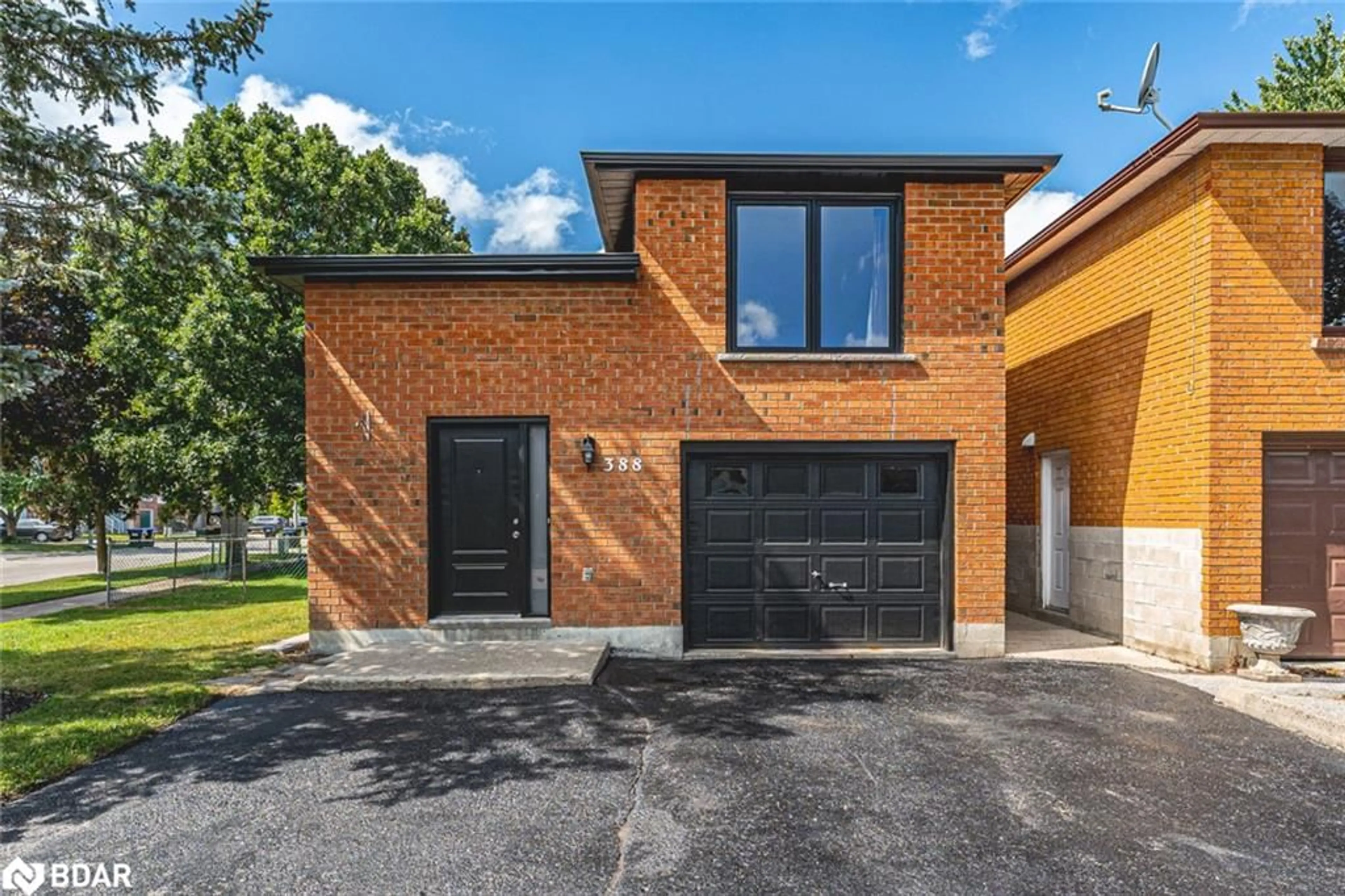 Home with brick exterior material, street for 388 Parkwood Ave, Bradford Ontario L3Z 2W9