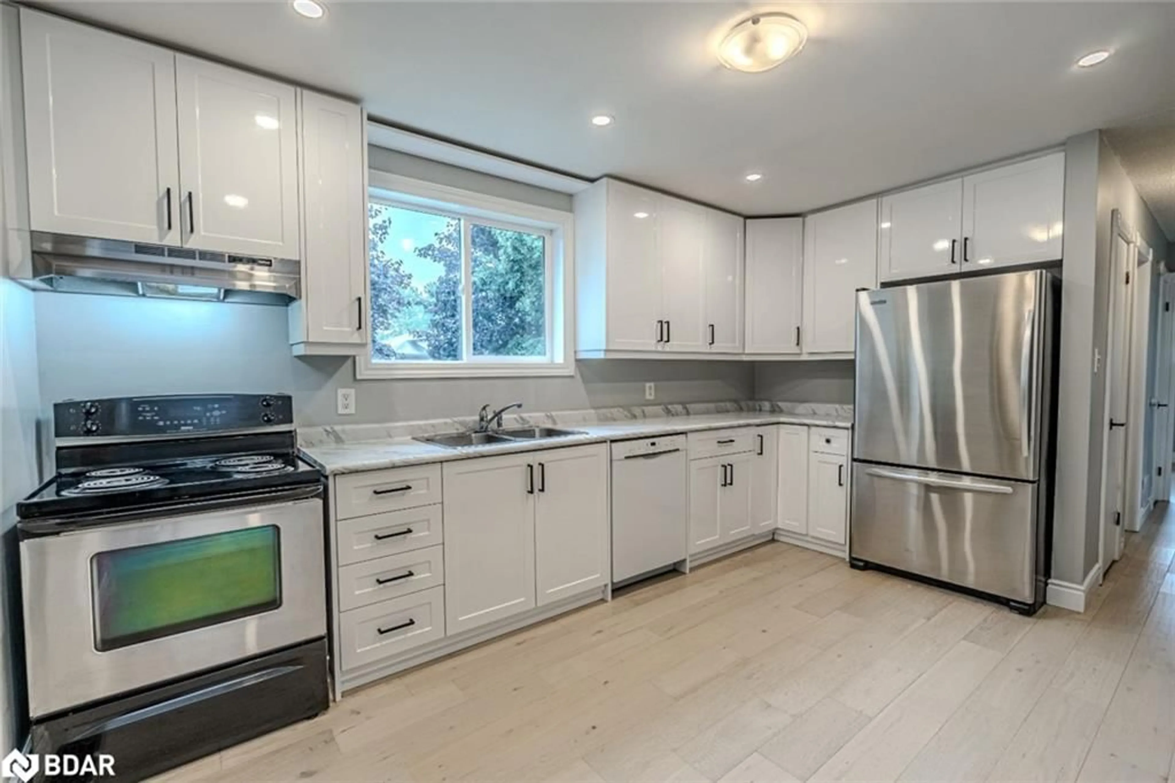 Open concept kitchen, unknown for 388 Parkwood Ave, Bradford Ontario L3Z 2W9