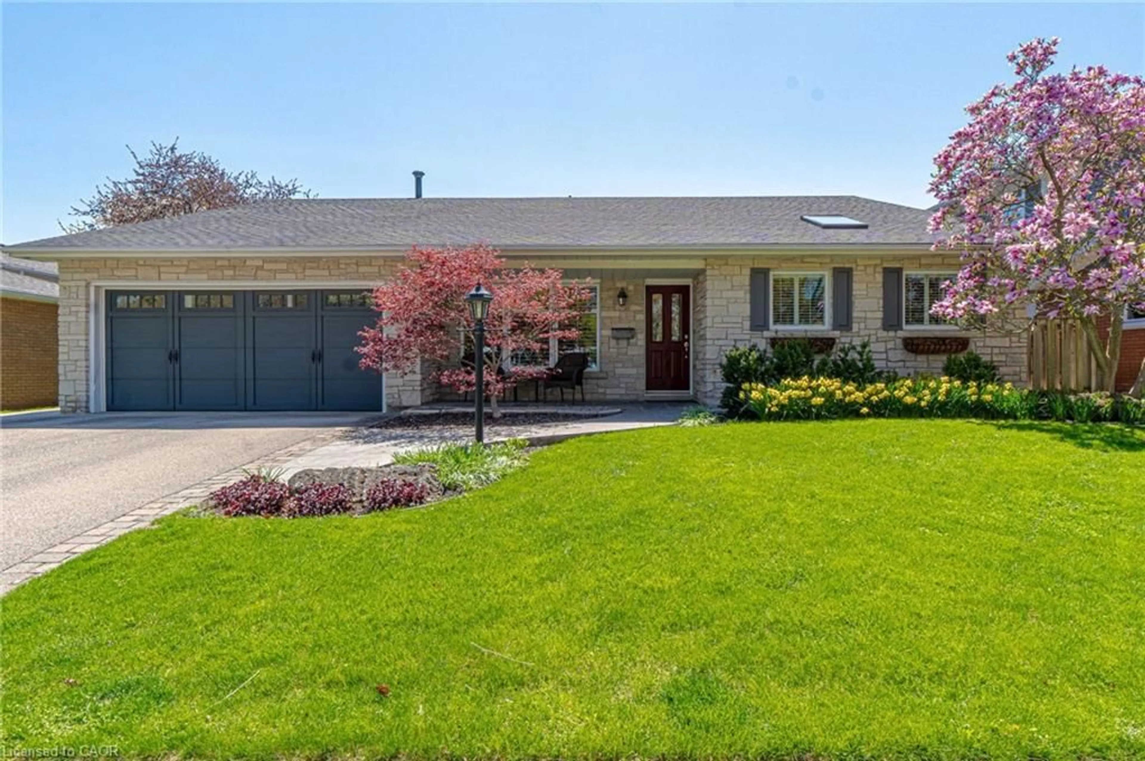 Home with vinyl exterior material, street for 298 Glen Afton Dr, Burlington Ontario L7L 1H1