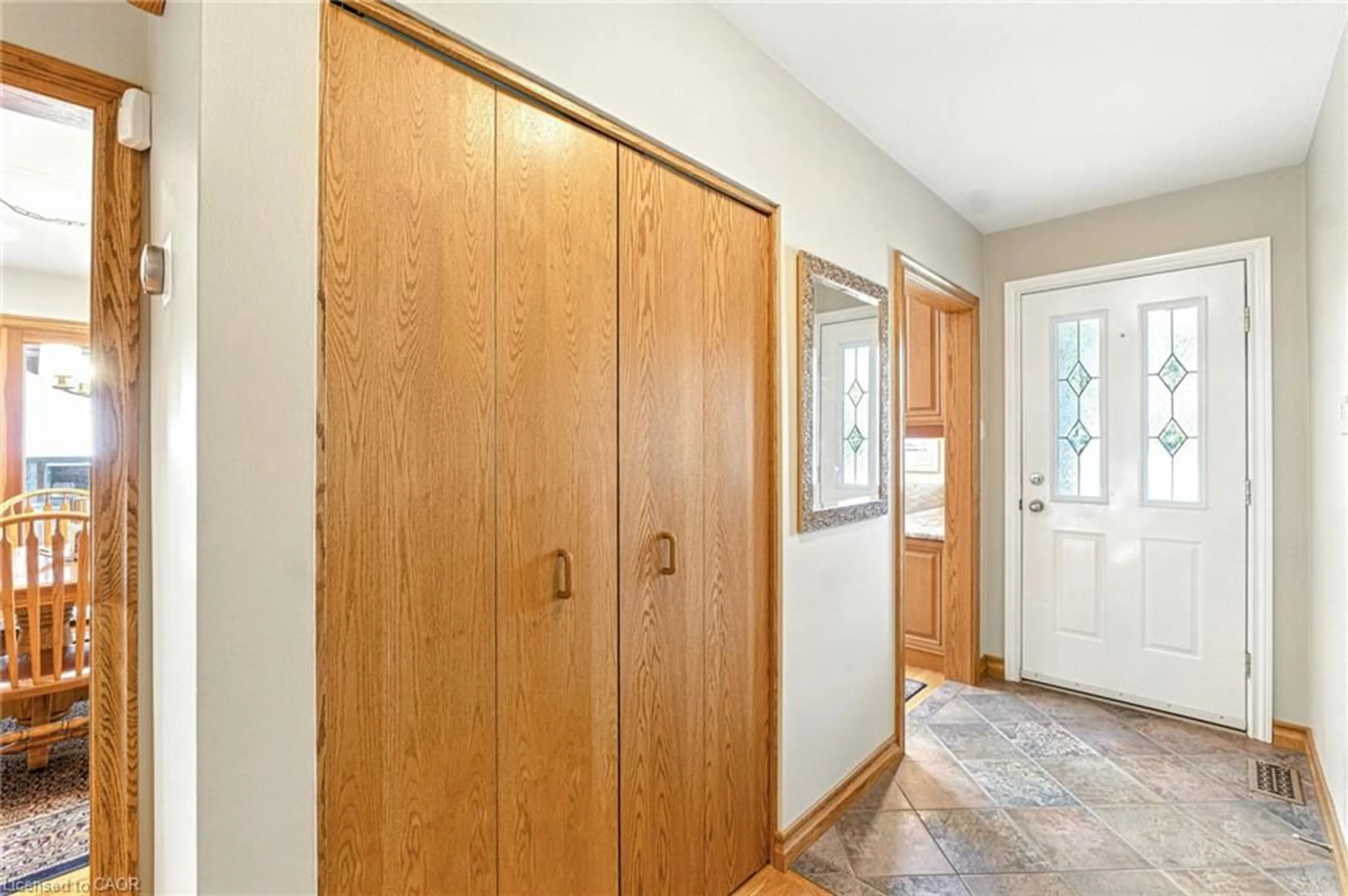 Indoor entryway for 298 Glen Afton Dr, Burlington Ontario L7L 1H1