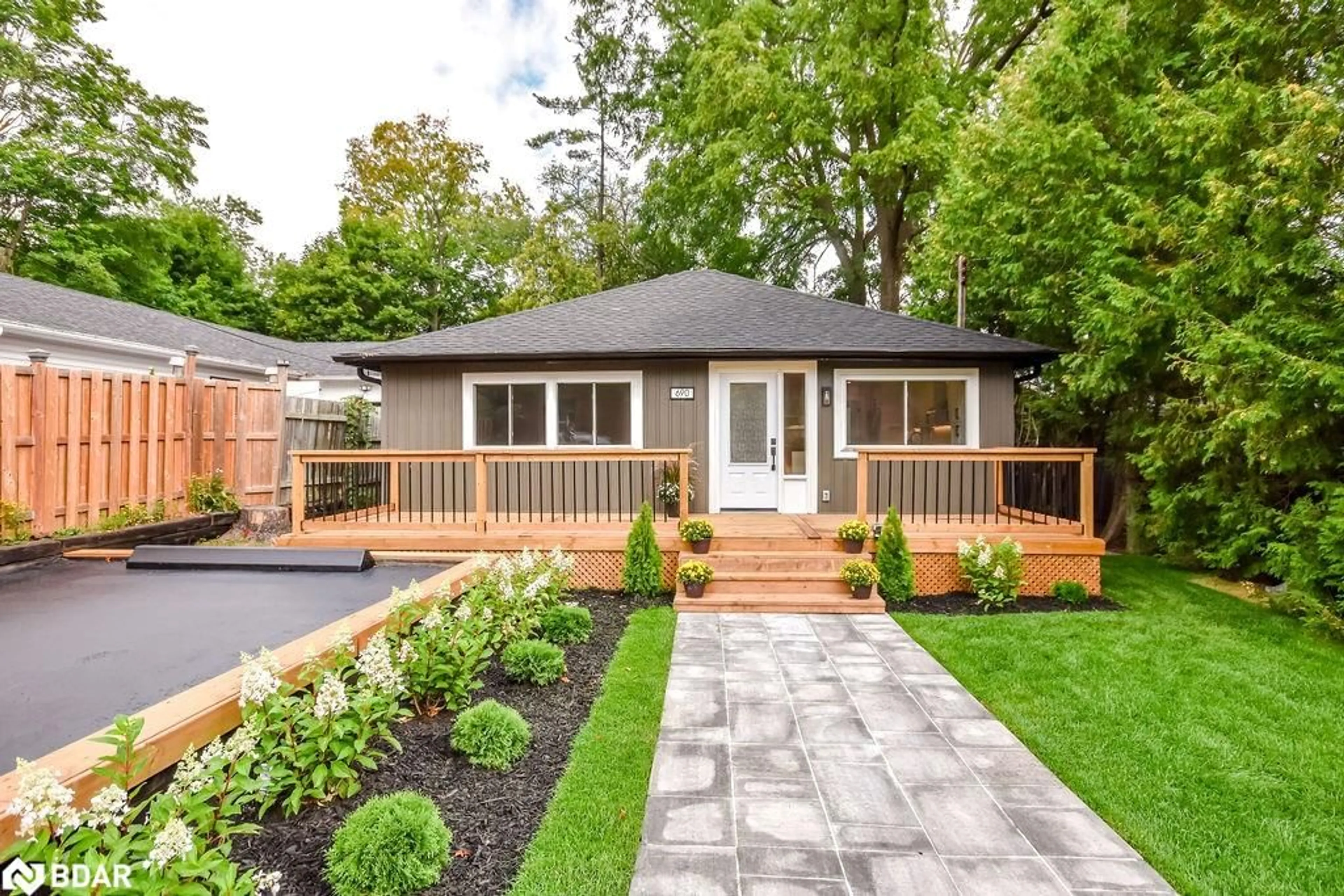 Home with brick exterior material, street for 690 Hastings Ave, Innisfil Ontario L9S 1Z3
