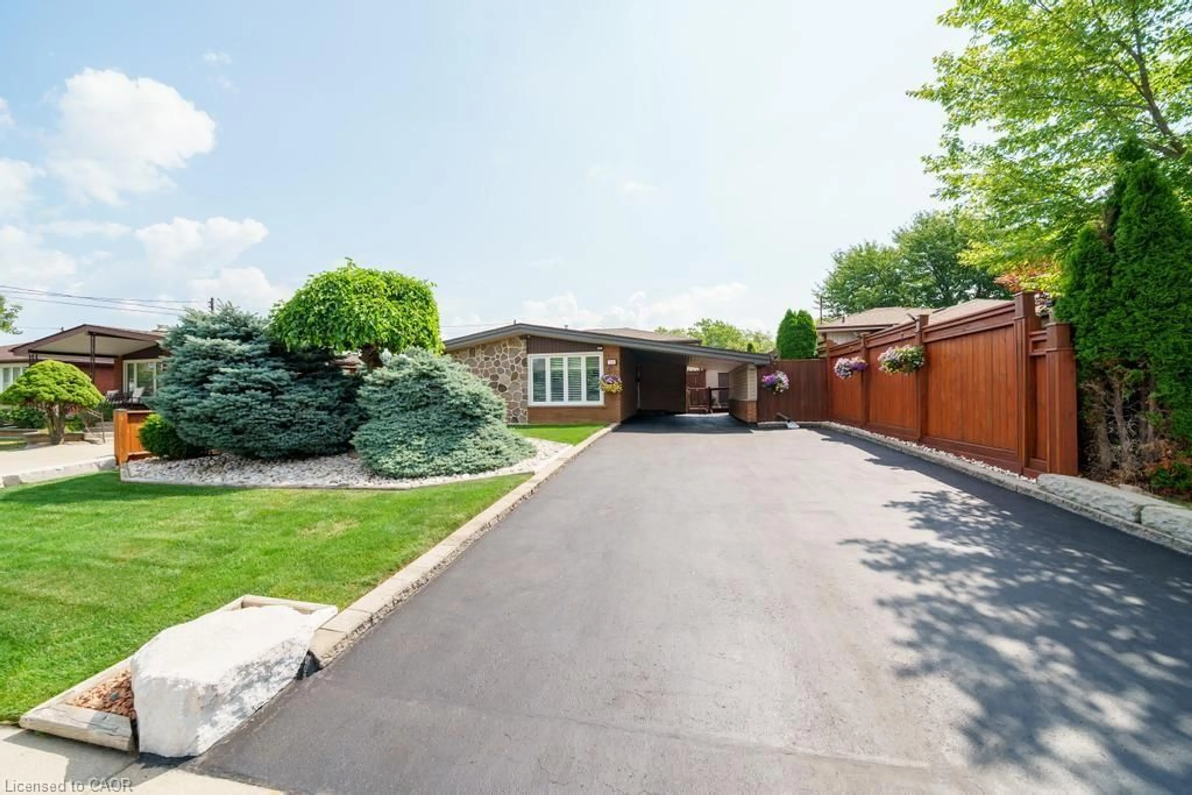 A pic from outside/outdoor area/front of a property/back of a property/a pic from drone, street for 117 Sunrise Dr, Hamilton Ontario L8K 4C5