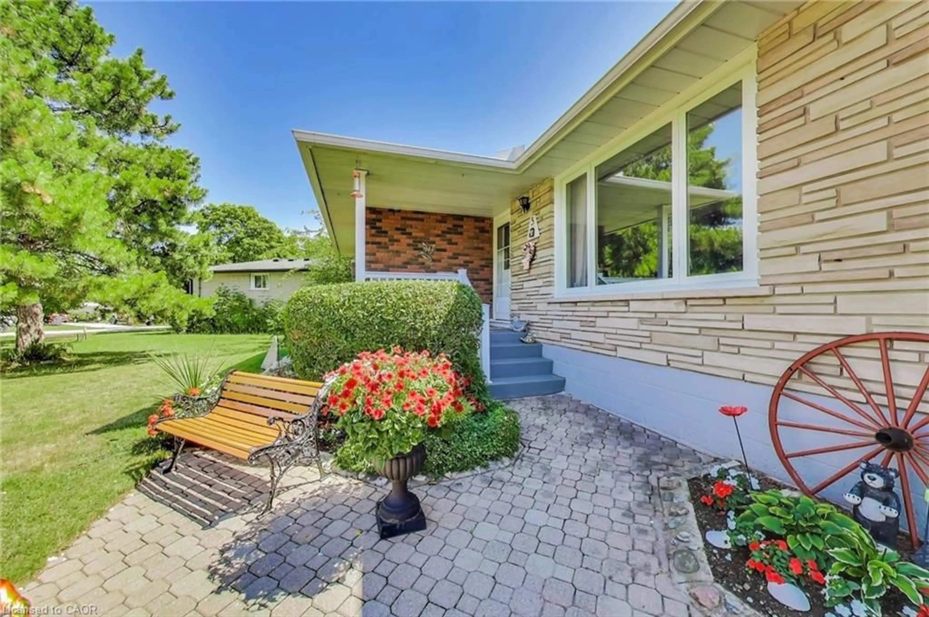 Home with brick exterior material, street for 5 Woodsview Pl, Grimsby Ontario L3M 2H1