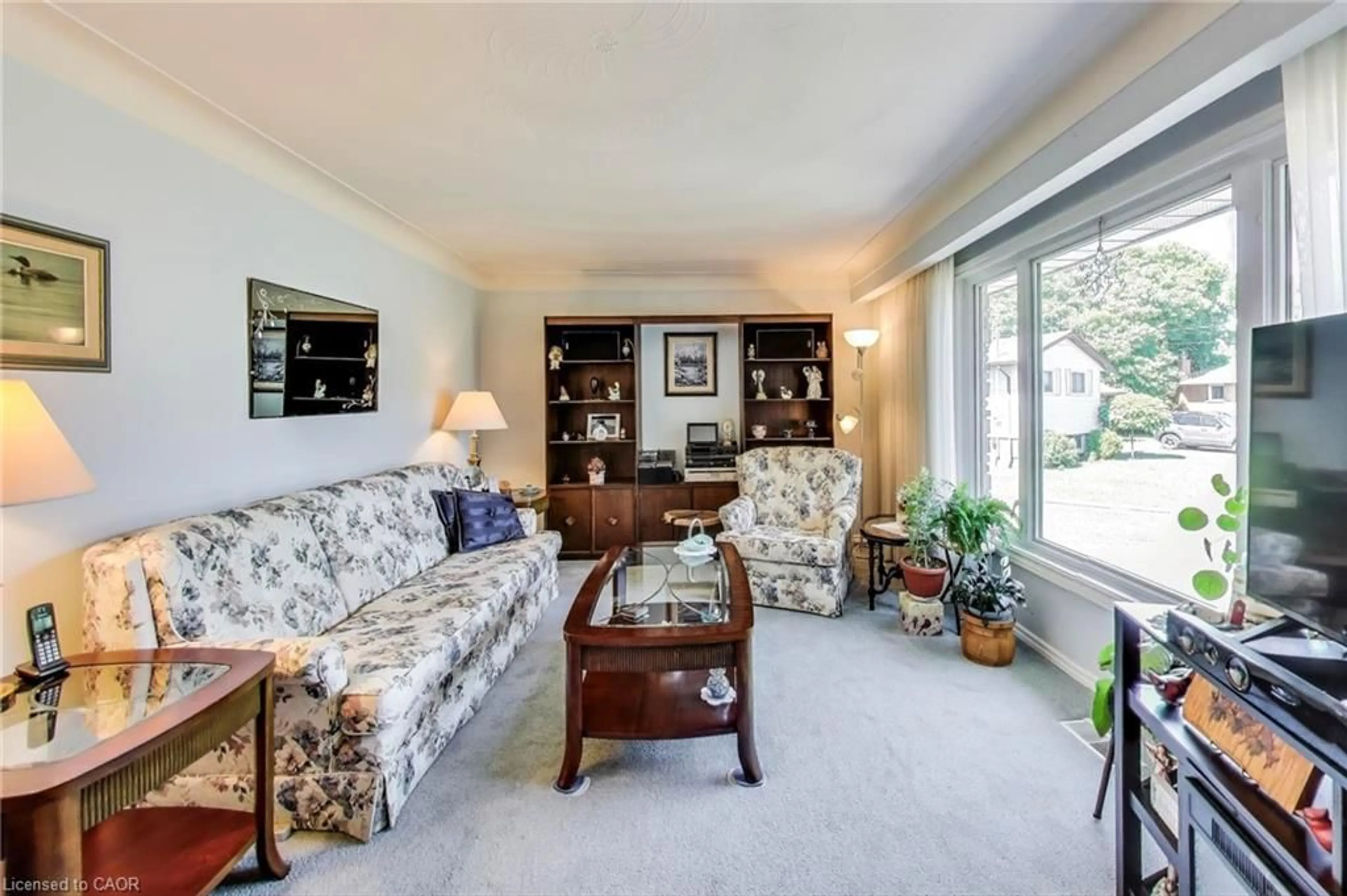 Living room with furniture, unknown for 5 Woodsview Pl, Grimsby Ontario L3M 2H1