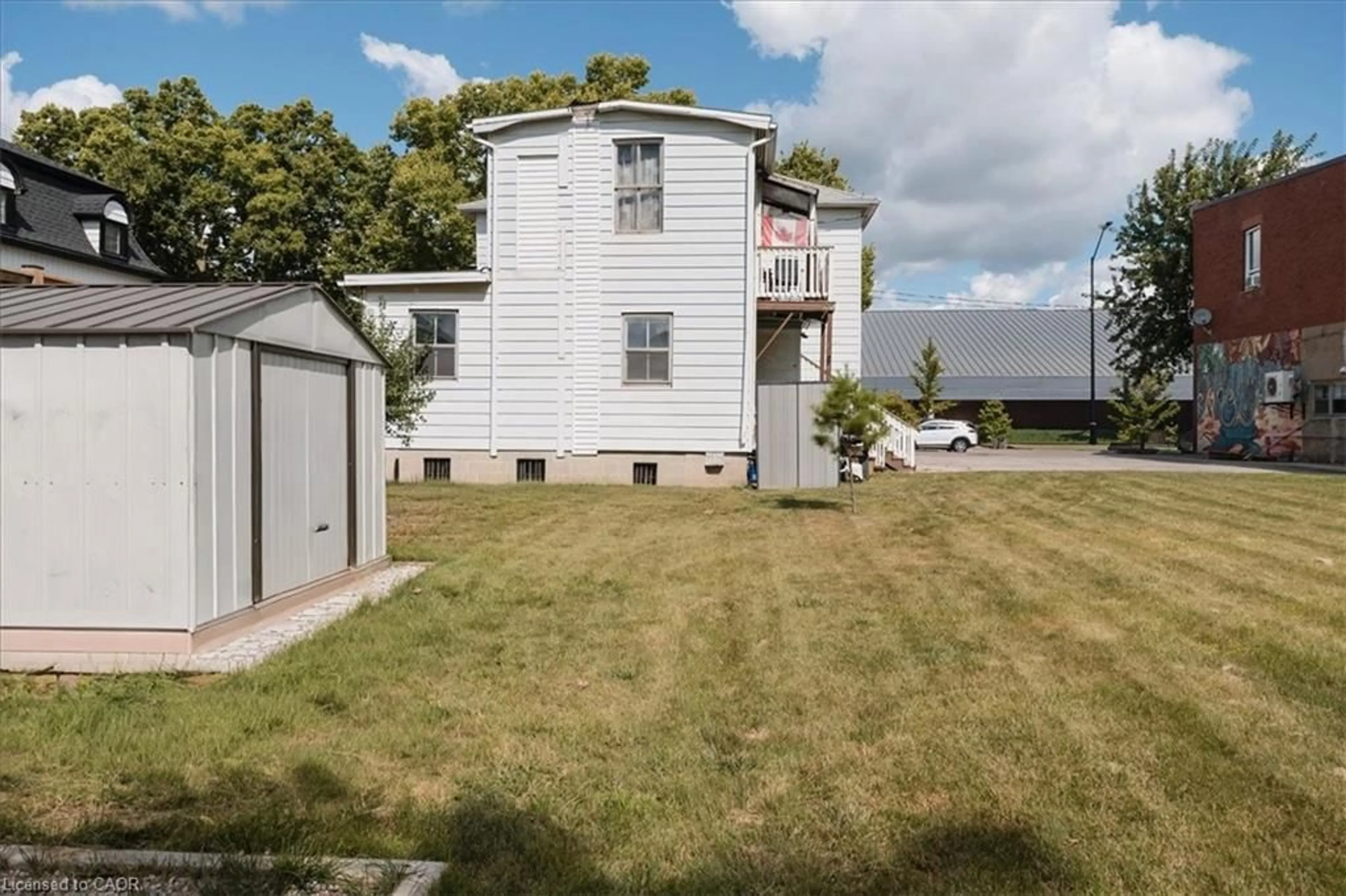 A pic from outside/outdoor area/front of a property/back of a property/a pic from drone, unknown for 136 Robinson St, Simcoe Ontario N3Y 1W9