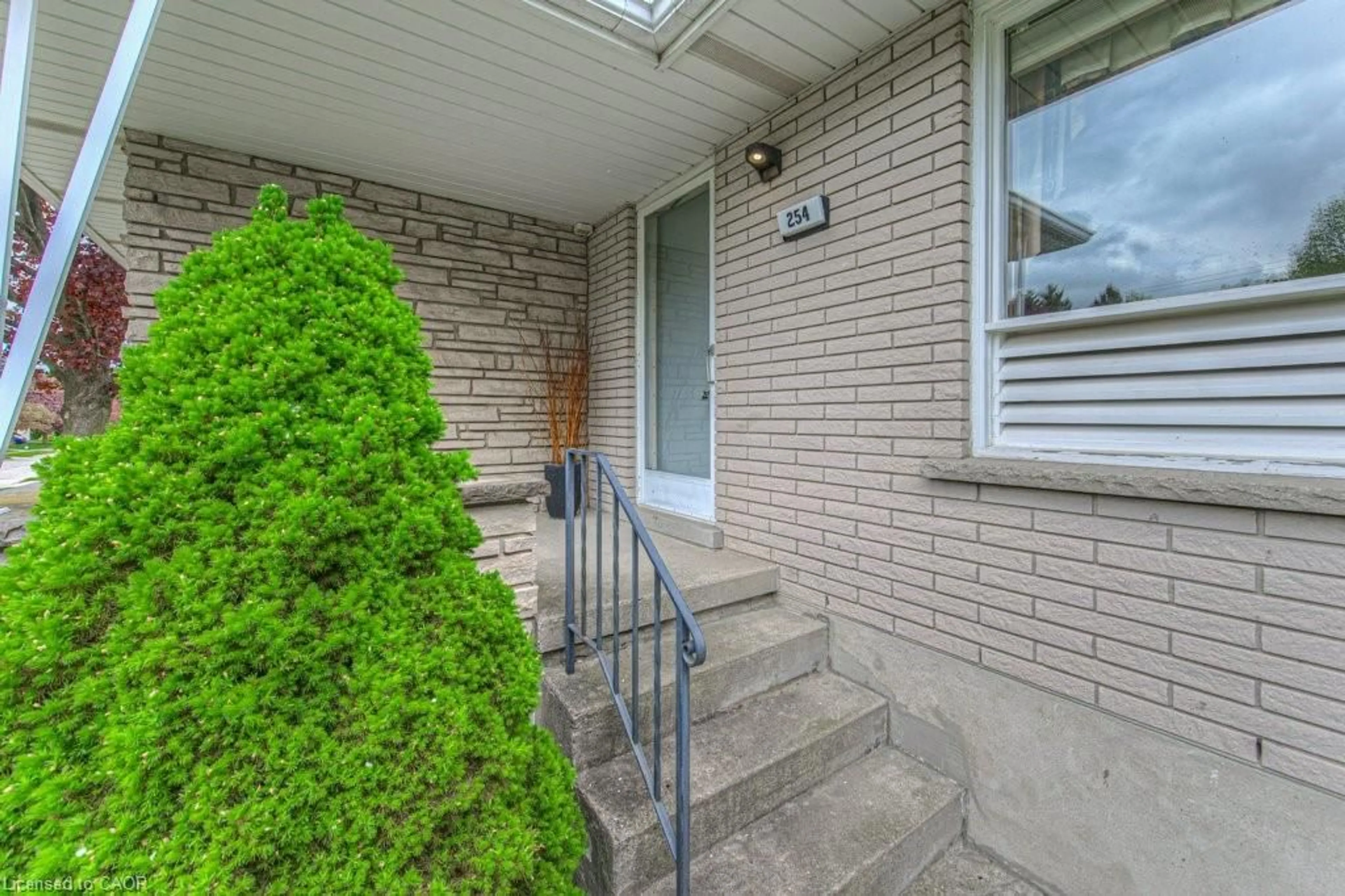 Patio, street for 254 Village Rd, Kitchener Ontario N2M 4L4