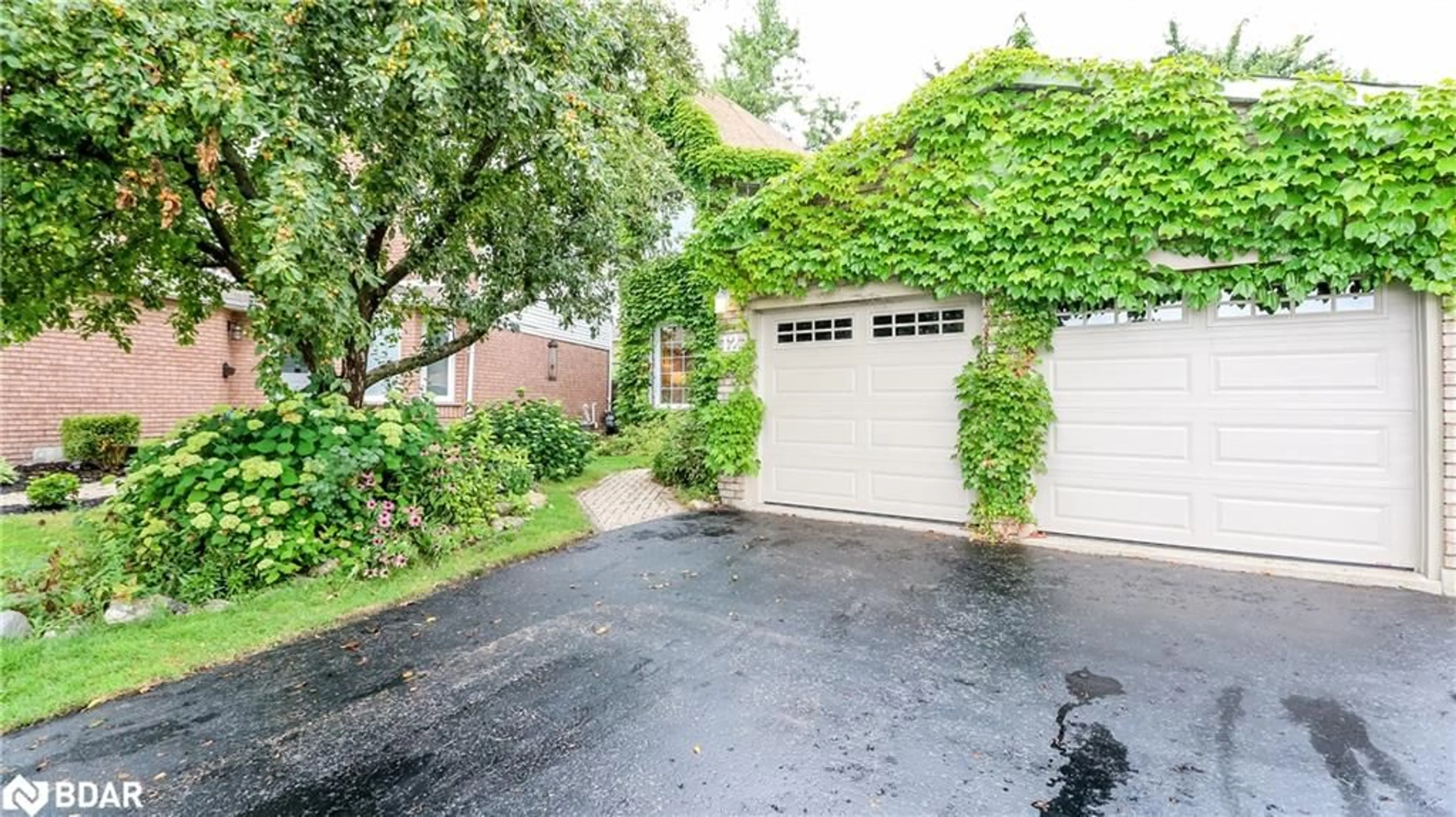 Indoor garage for 12 Gordon Crt, Barrie Ontario L4N 7A4