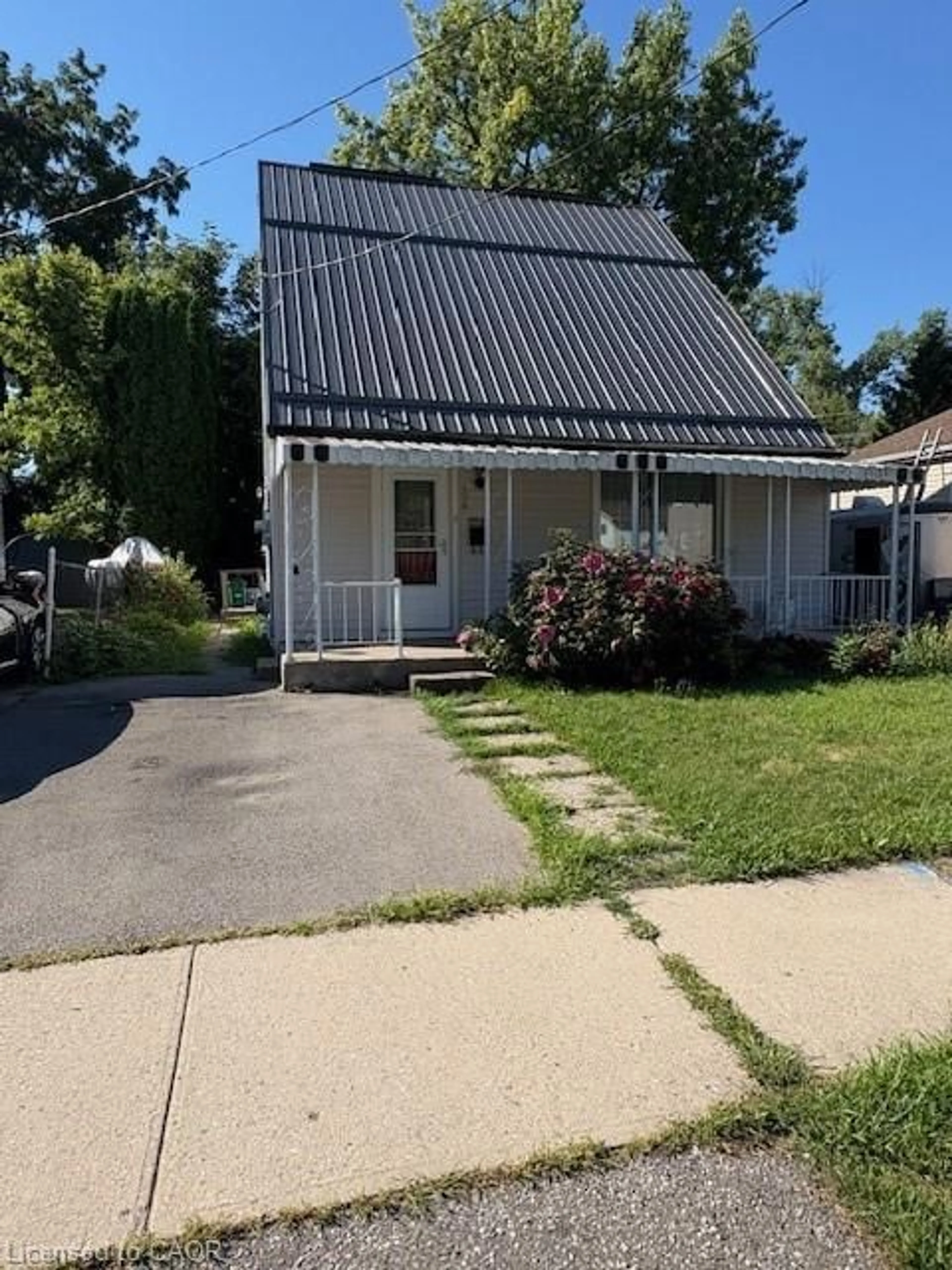 A pic from outside/outdoor area/front of a property/back of a property/a pic from drone, street for 106 Aberdeen Ave, Brantford Ontario N3S 1S3