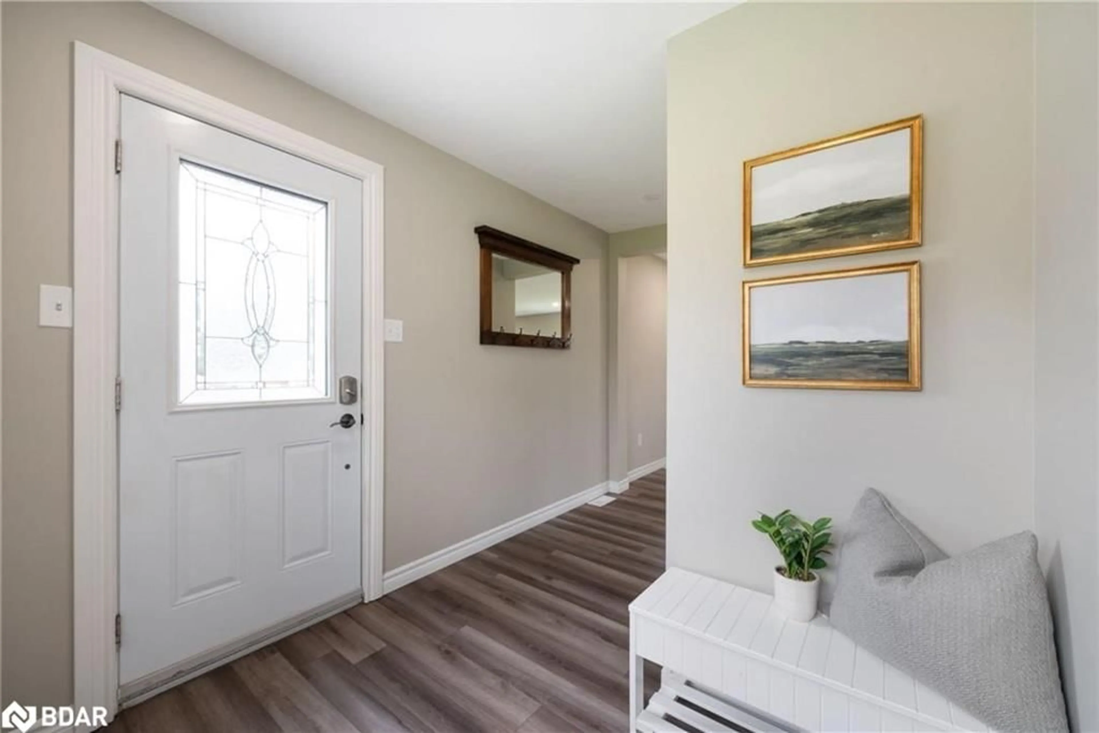 Indoor entryway for 1320 Heights Rd, Lindsay Ontario K9V 4R3