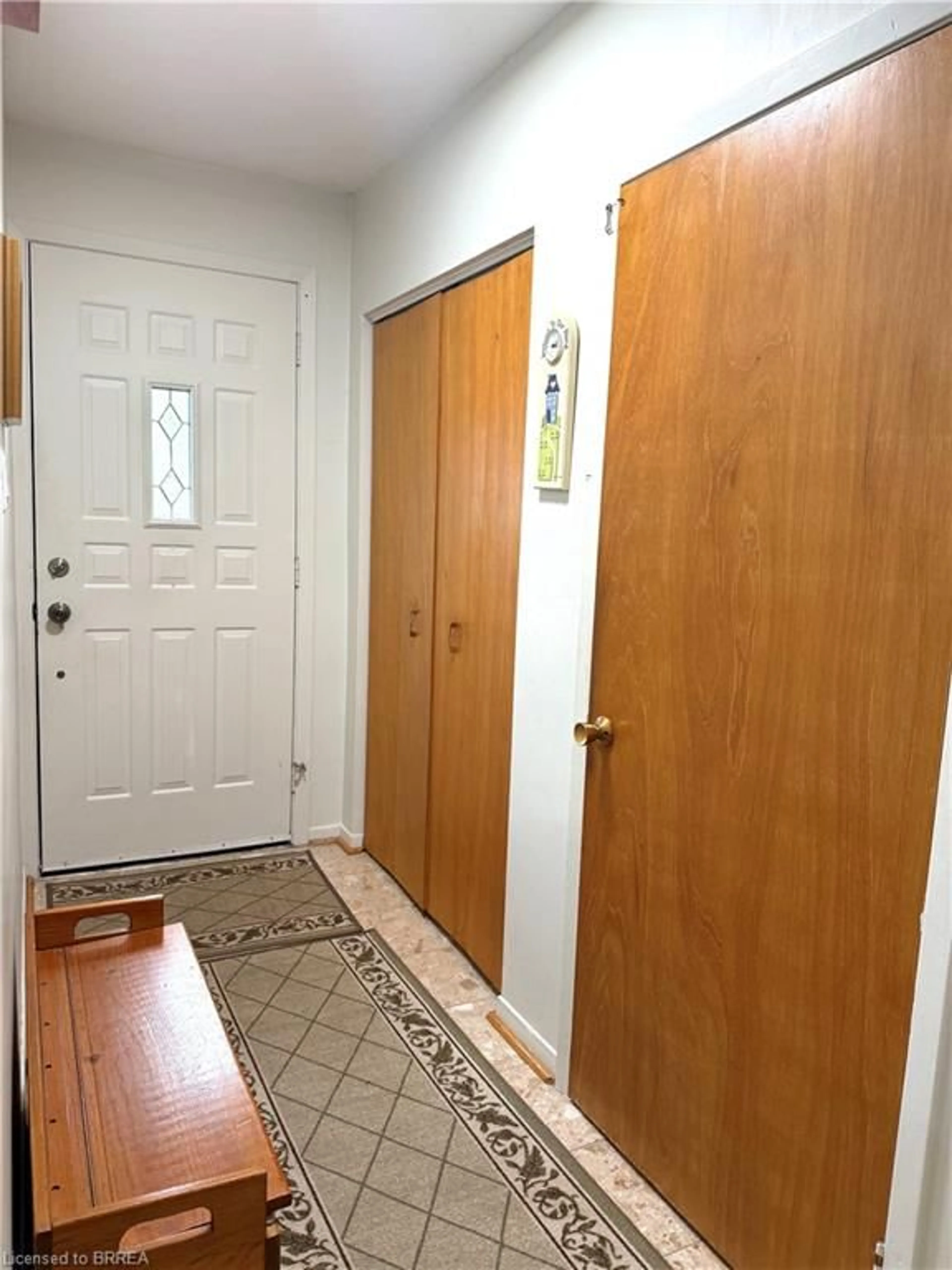 Indoor entryway for 1232 Gainsborough Dr, Oakville Ontario L6H 2H6