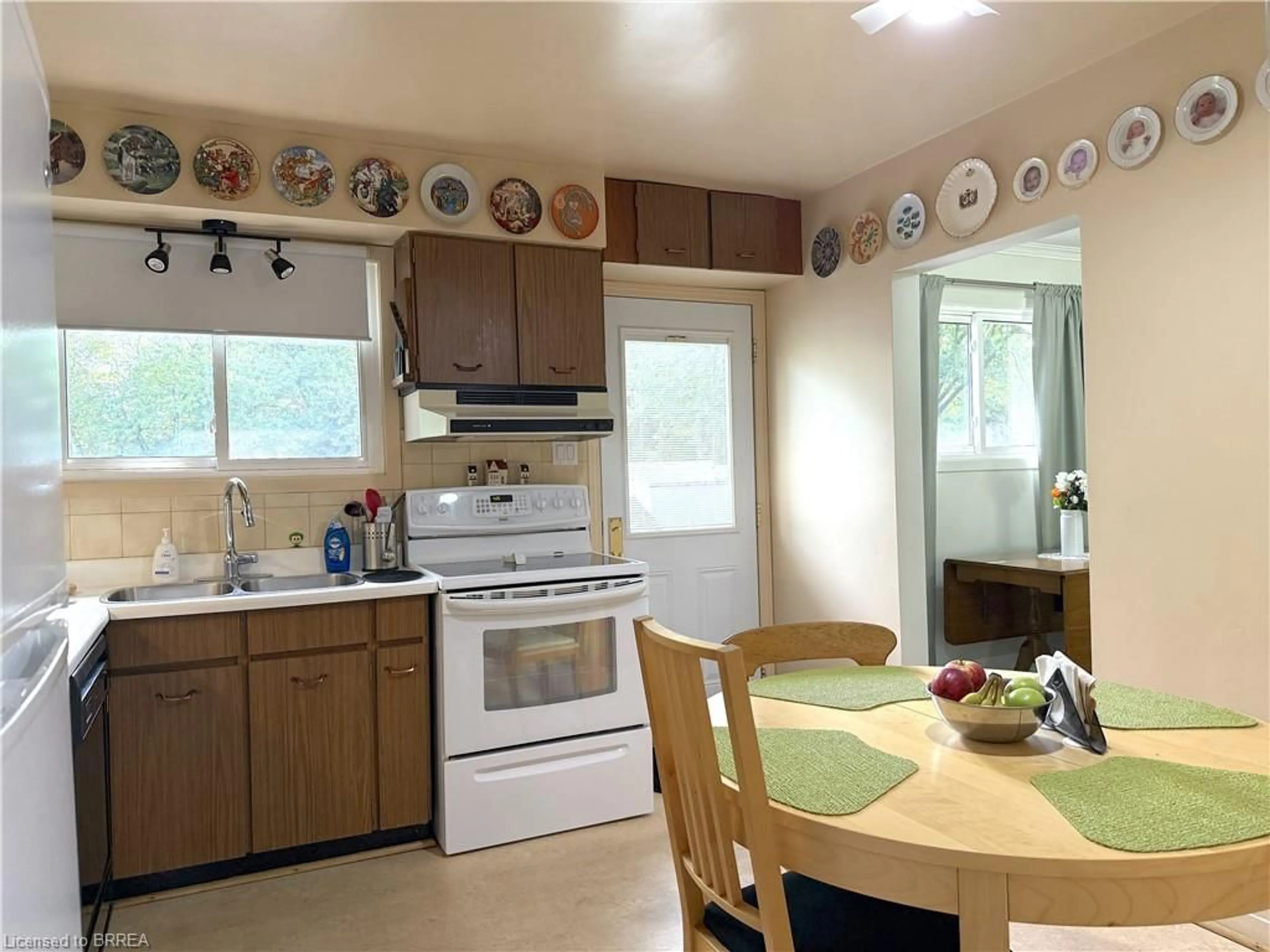 Standard kitchen, unknown for 1232 Gainsborough Dr, Oakville Ontario L6H 2H6