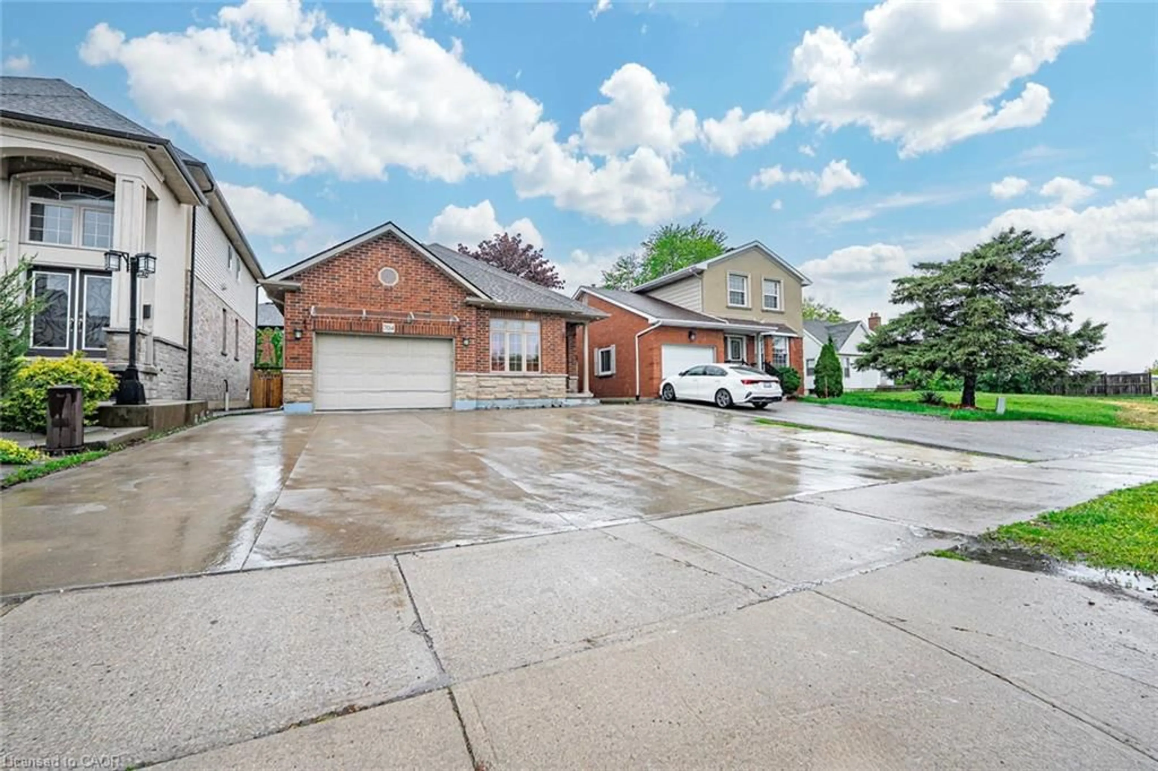 A pic from outside/outdoor area/front of a property/back of a property/a pic from drone, street for 704 Stone Church Rd, Hamilton Ontario L8W 1A7